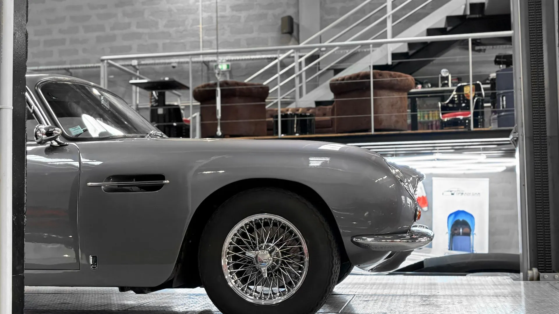 Aston Martin DB6 — photo 9