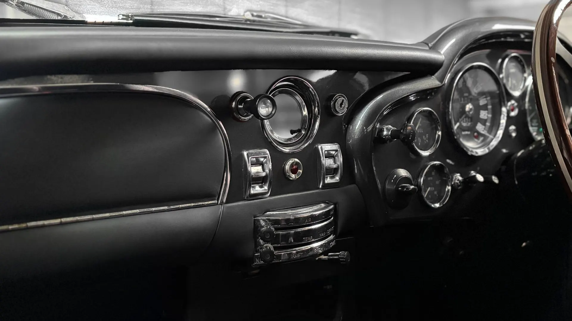 Aston Martin DB6 — photo 19