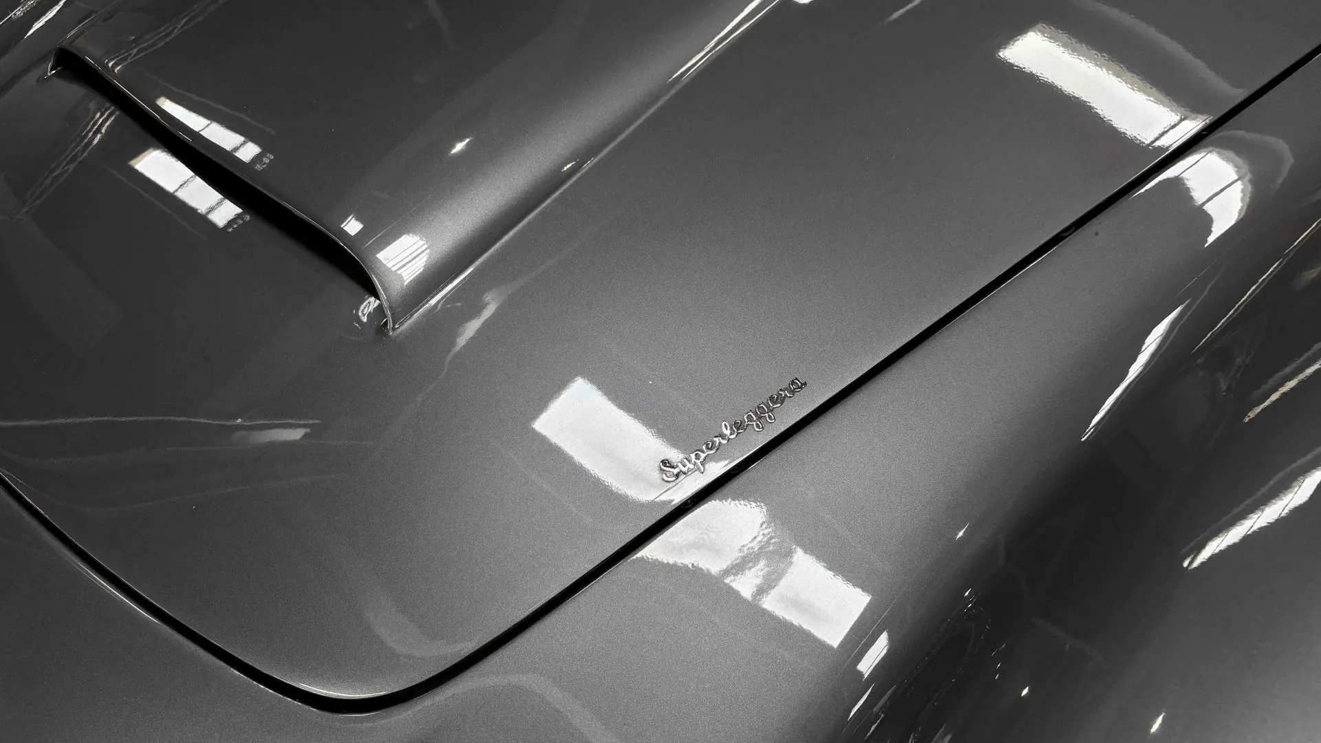 Aston Martin DB6 — photo 5