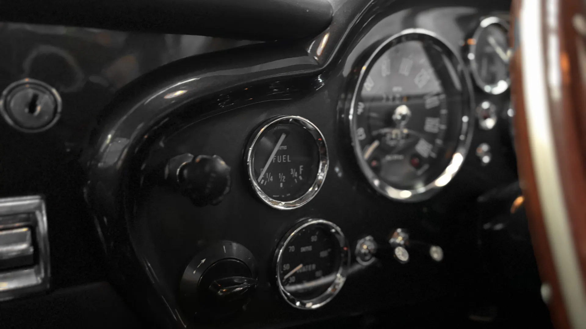Aston Martin DB6 — photo 42