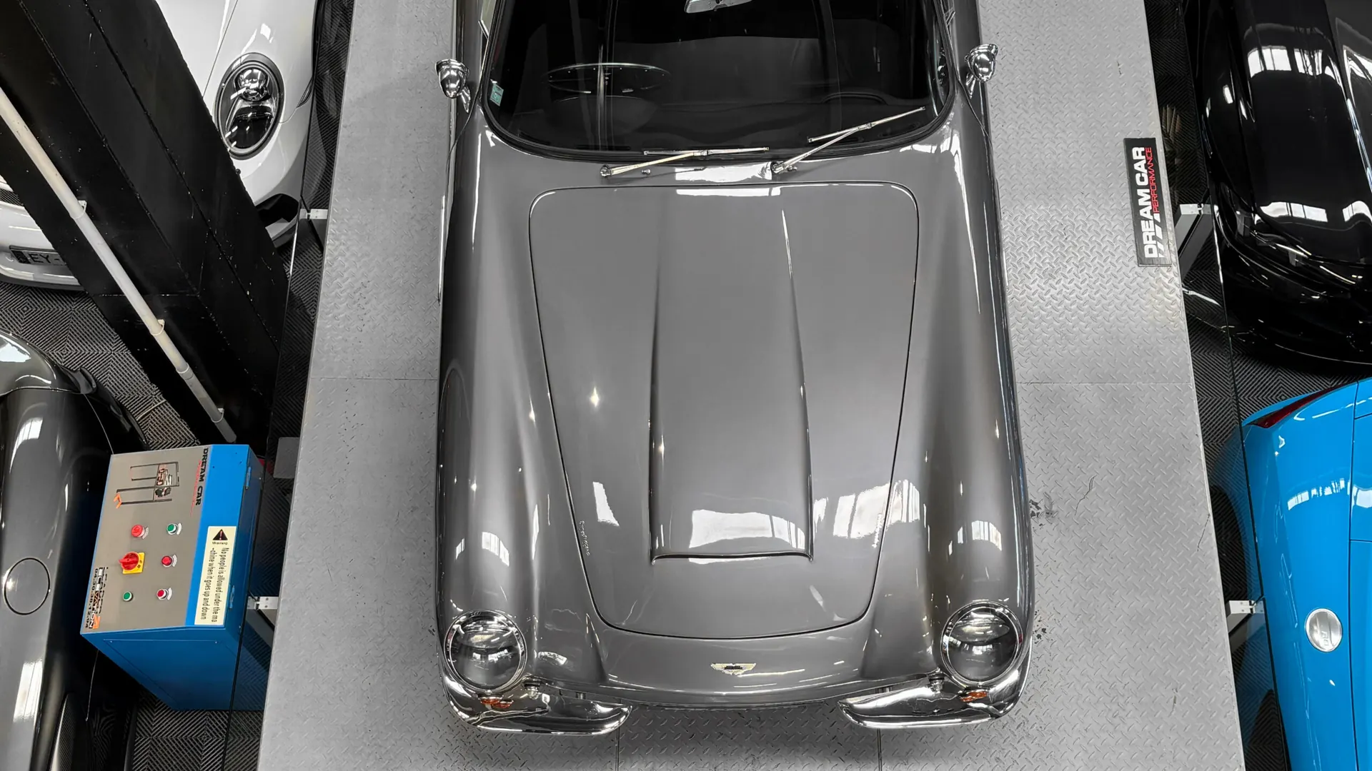 Aston Martin DB6 — photo 23