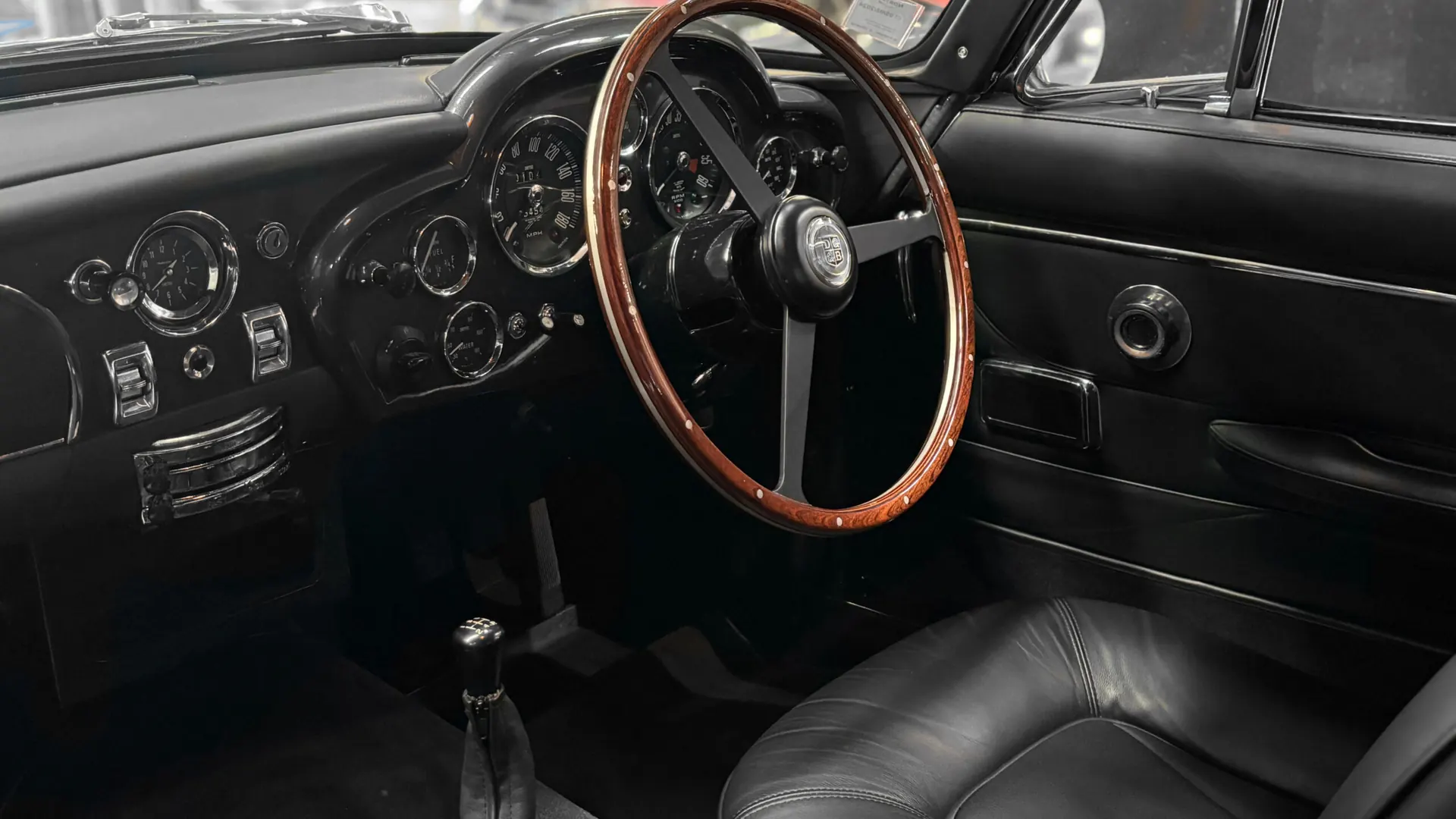 Aston Martin DB6 — photo 33