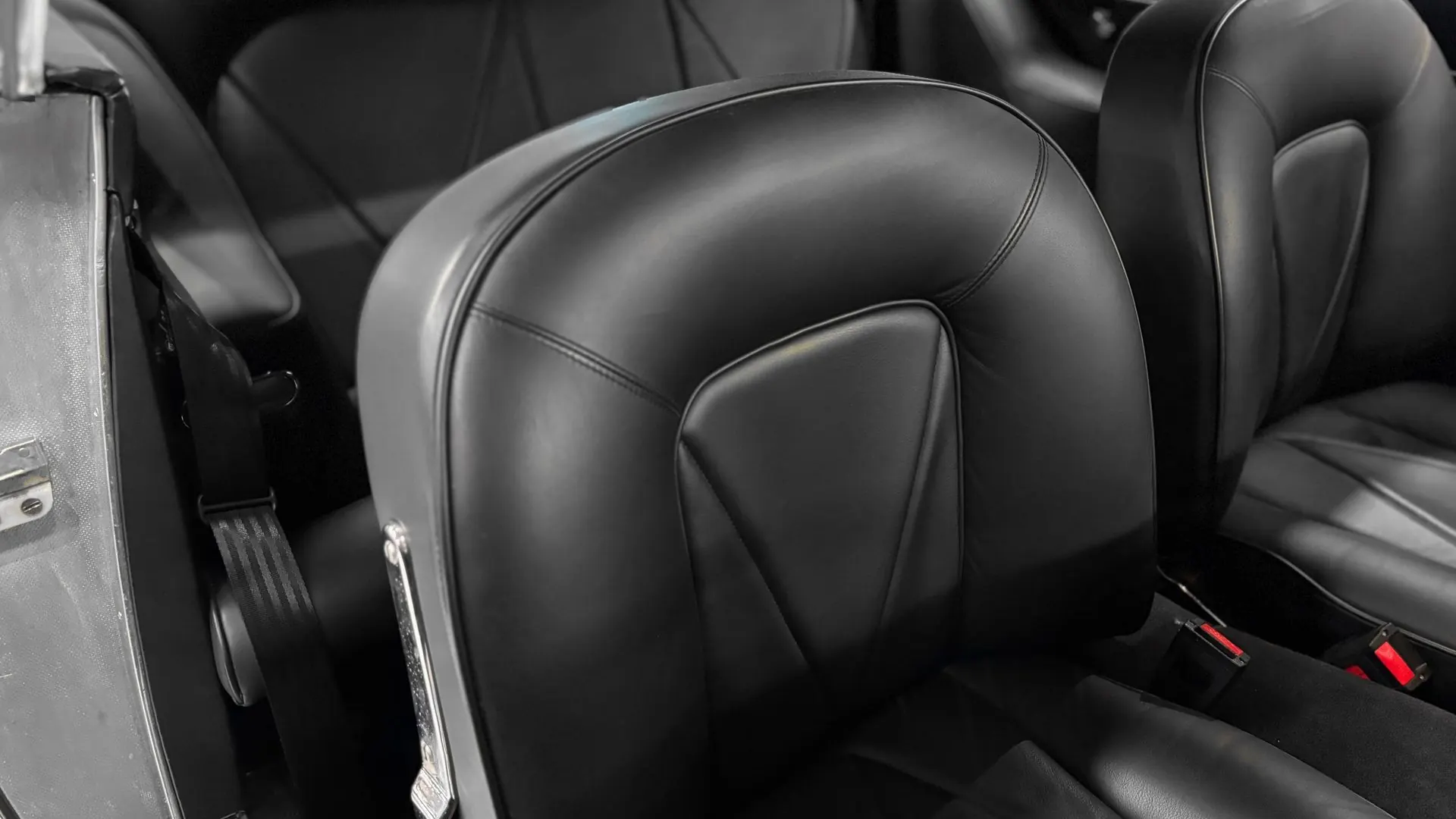 Aston Martin DB6 — photo 15