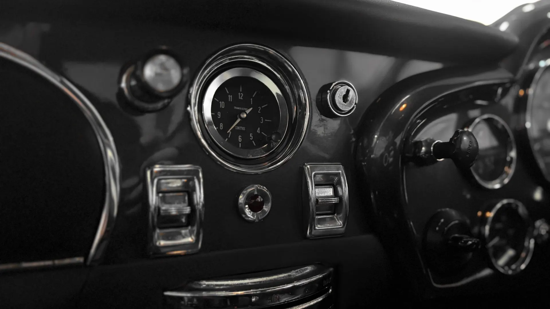 Aston Martin DB6 — photo 17
