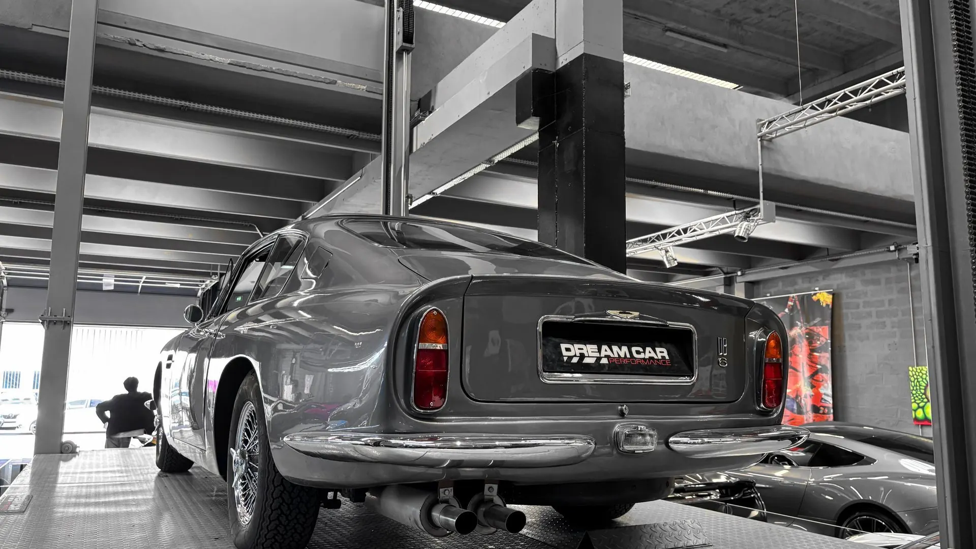 Aston Martin DB6 — photo 7
