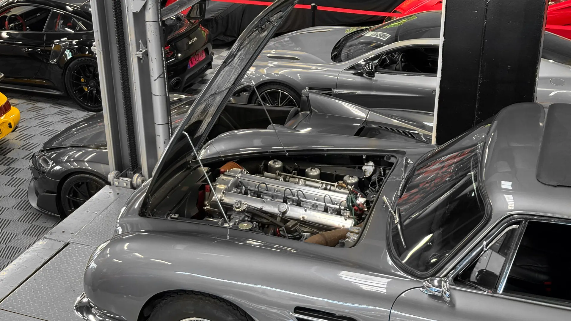 Aston Martin DB6 — photo 30