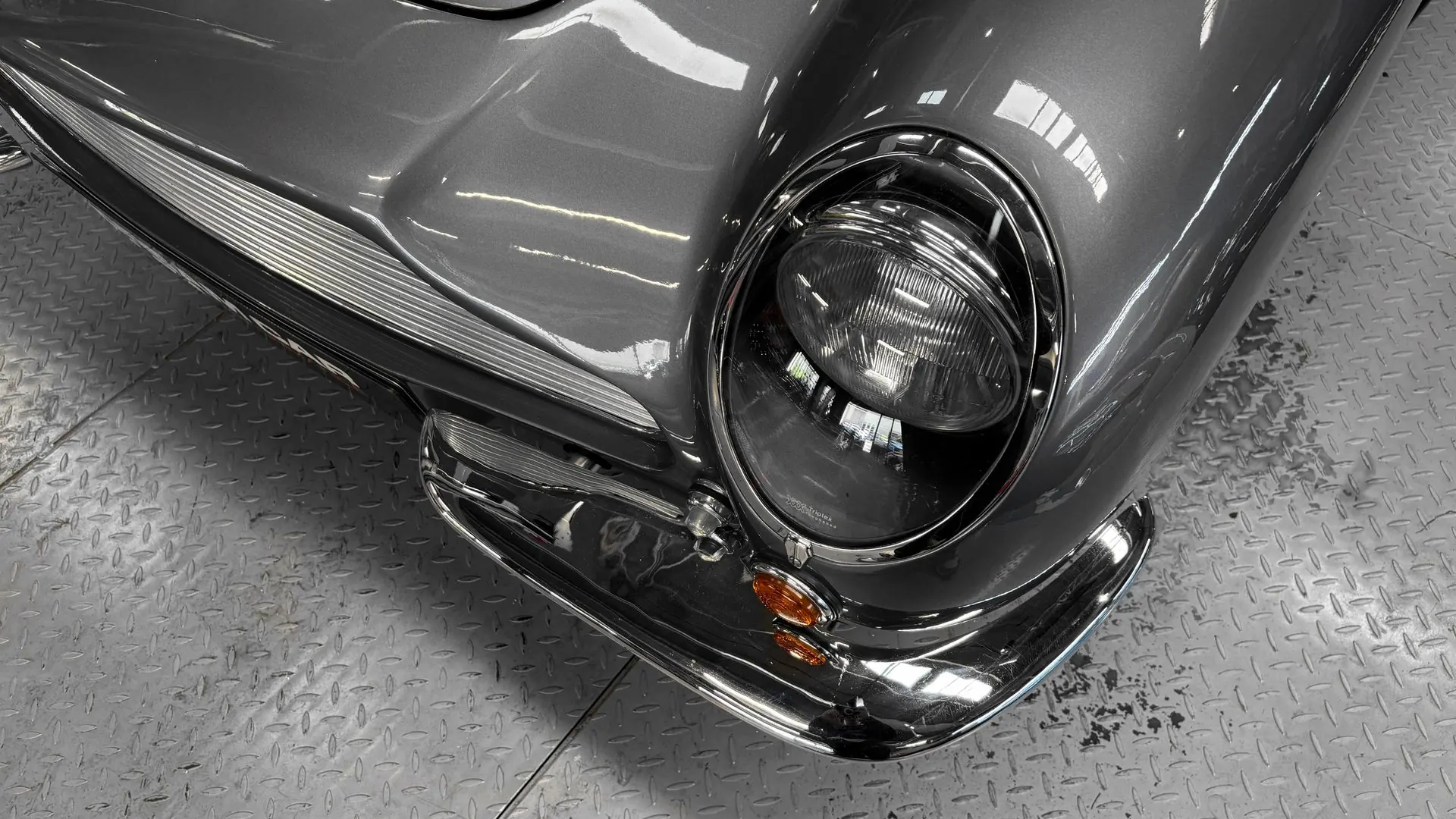 Aston Martin DB6 — photo 4