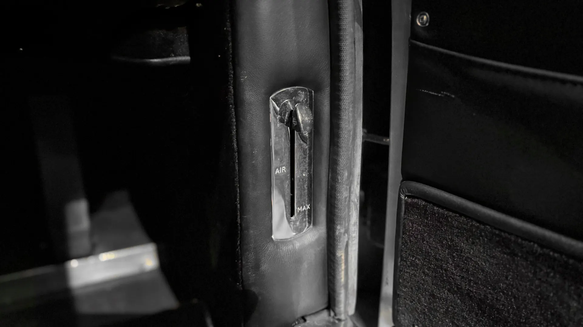 Aston Martin DB6 — photo 46