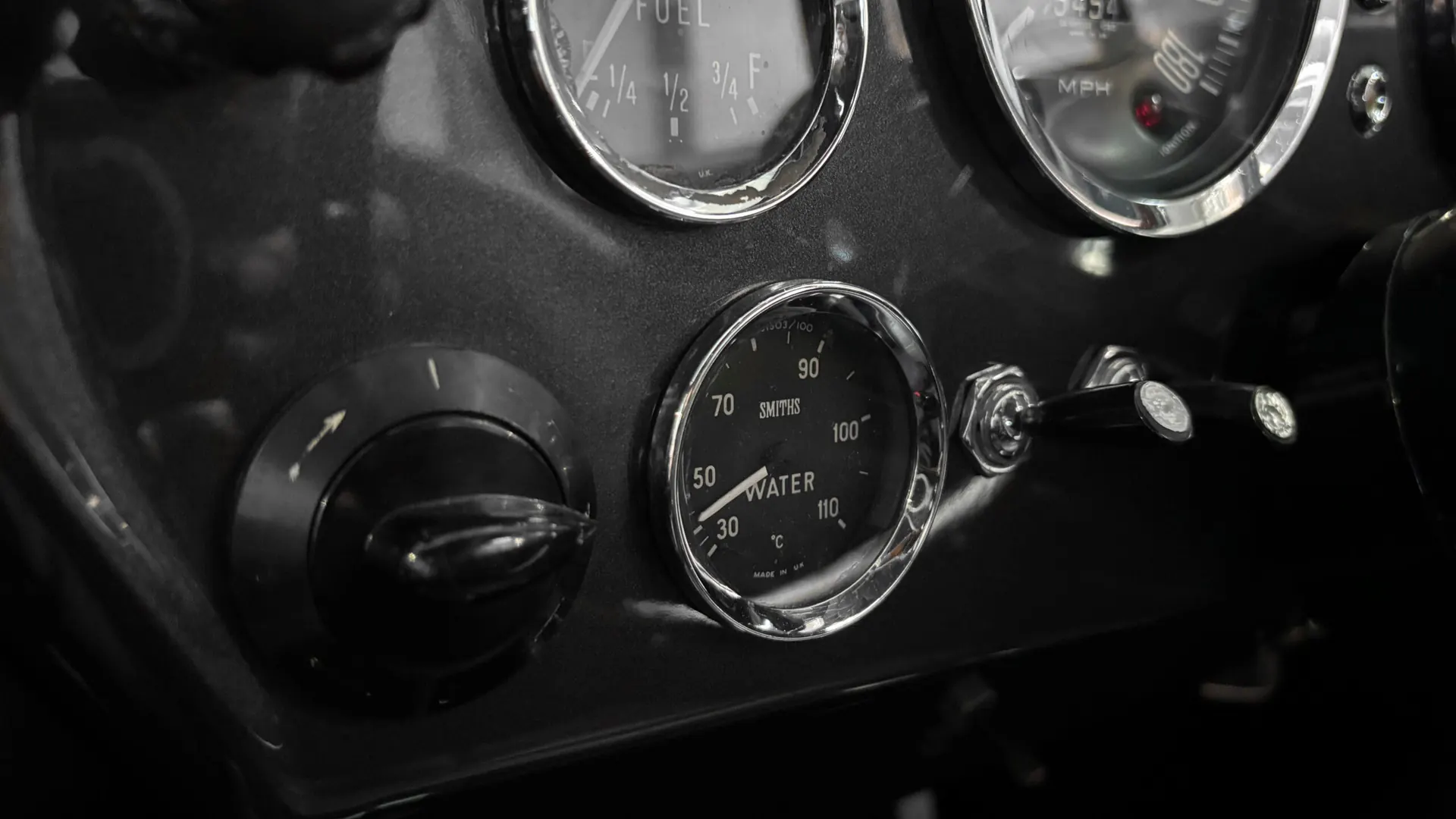 Aston Martin DB6 — photo 39