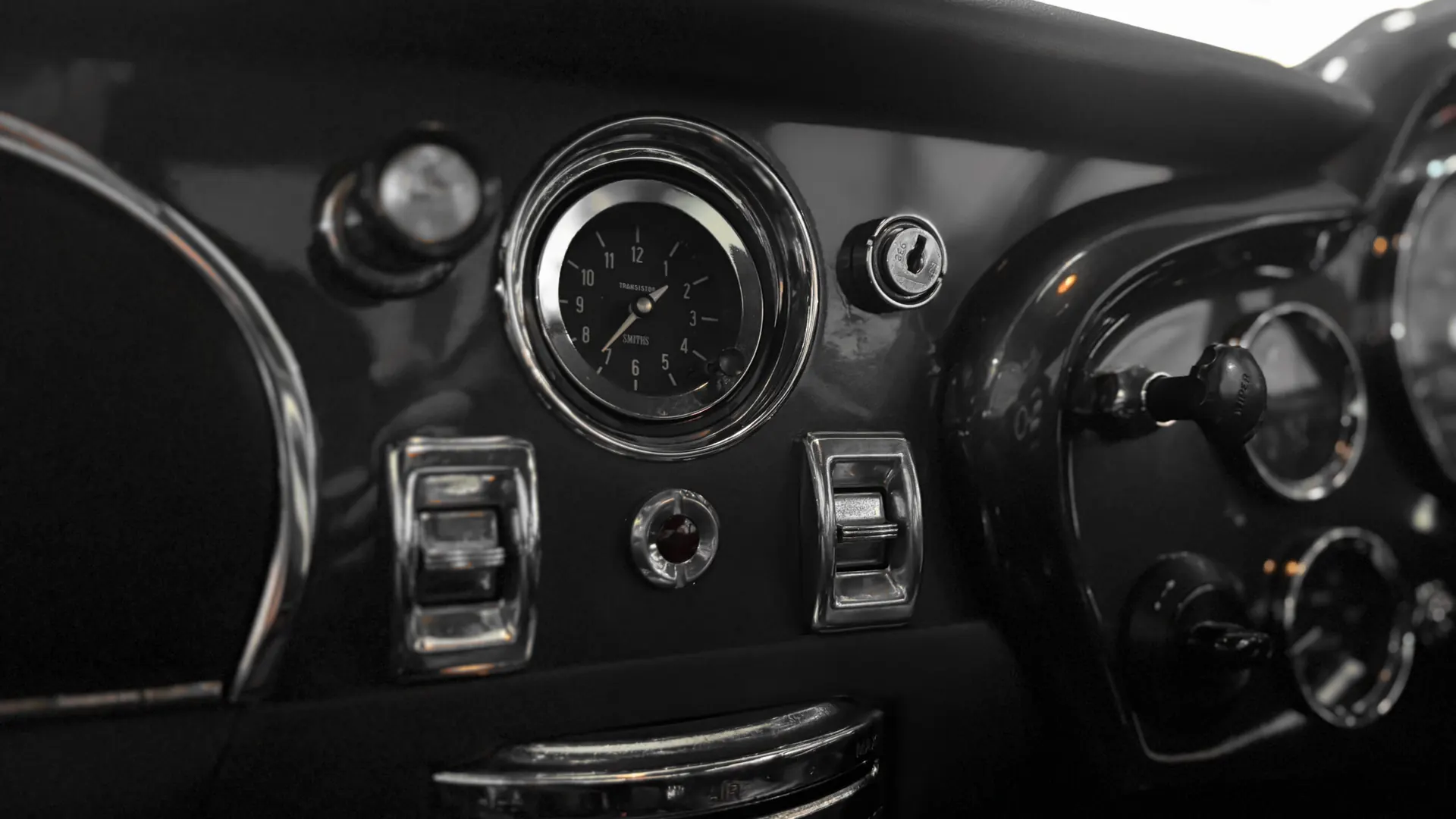 Aston Martin DB6 — photo 43