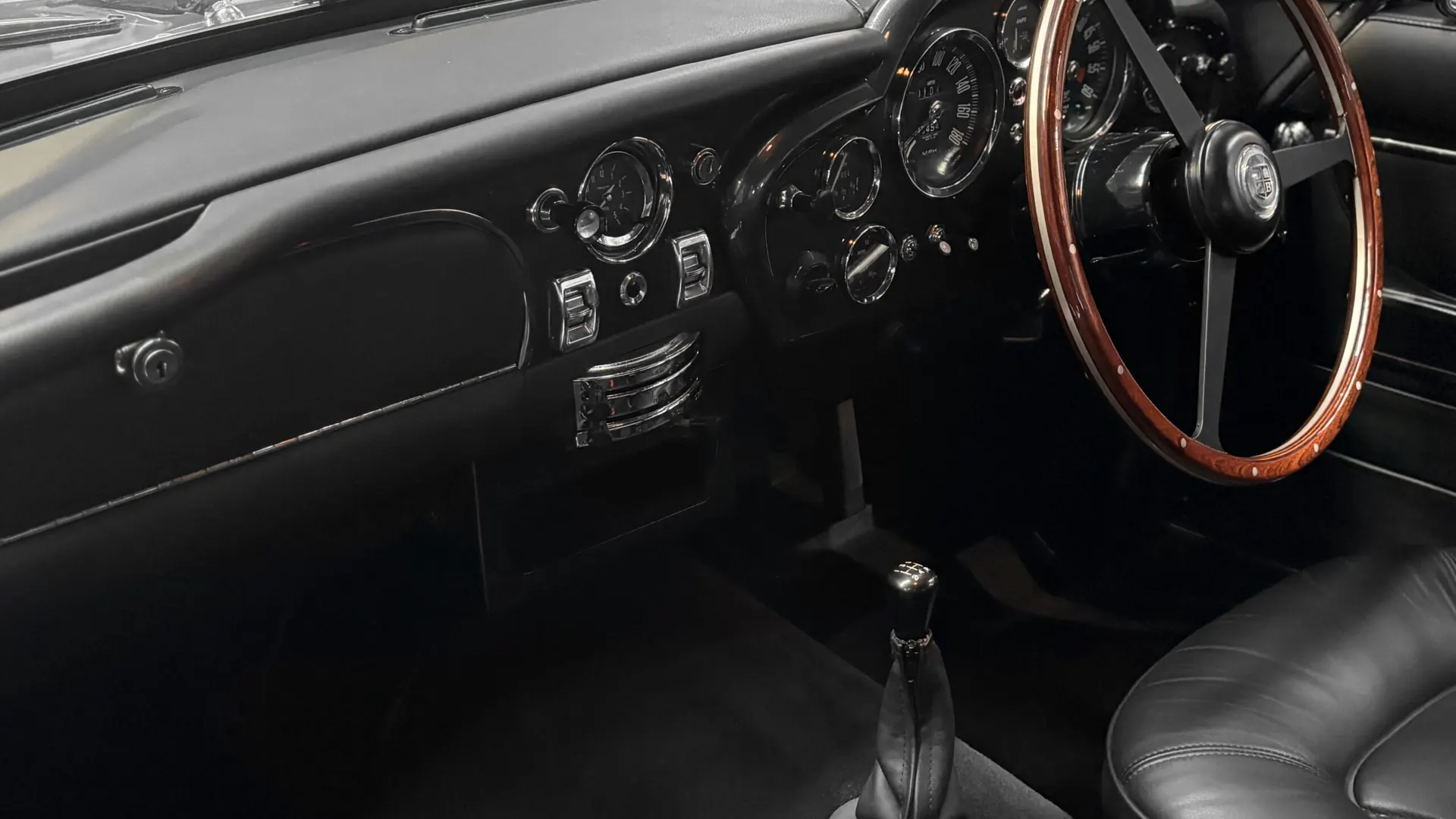 Aston Martin DB6 — photo 38