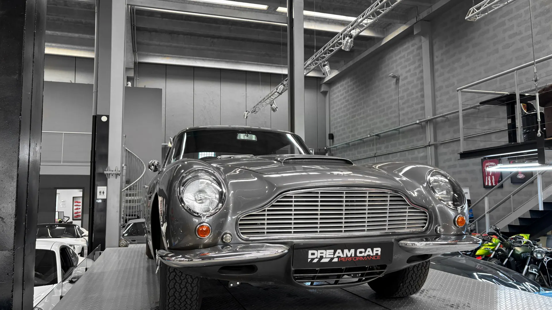 Aston Martin DB6 — photo 4