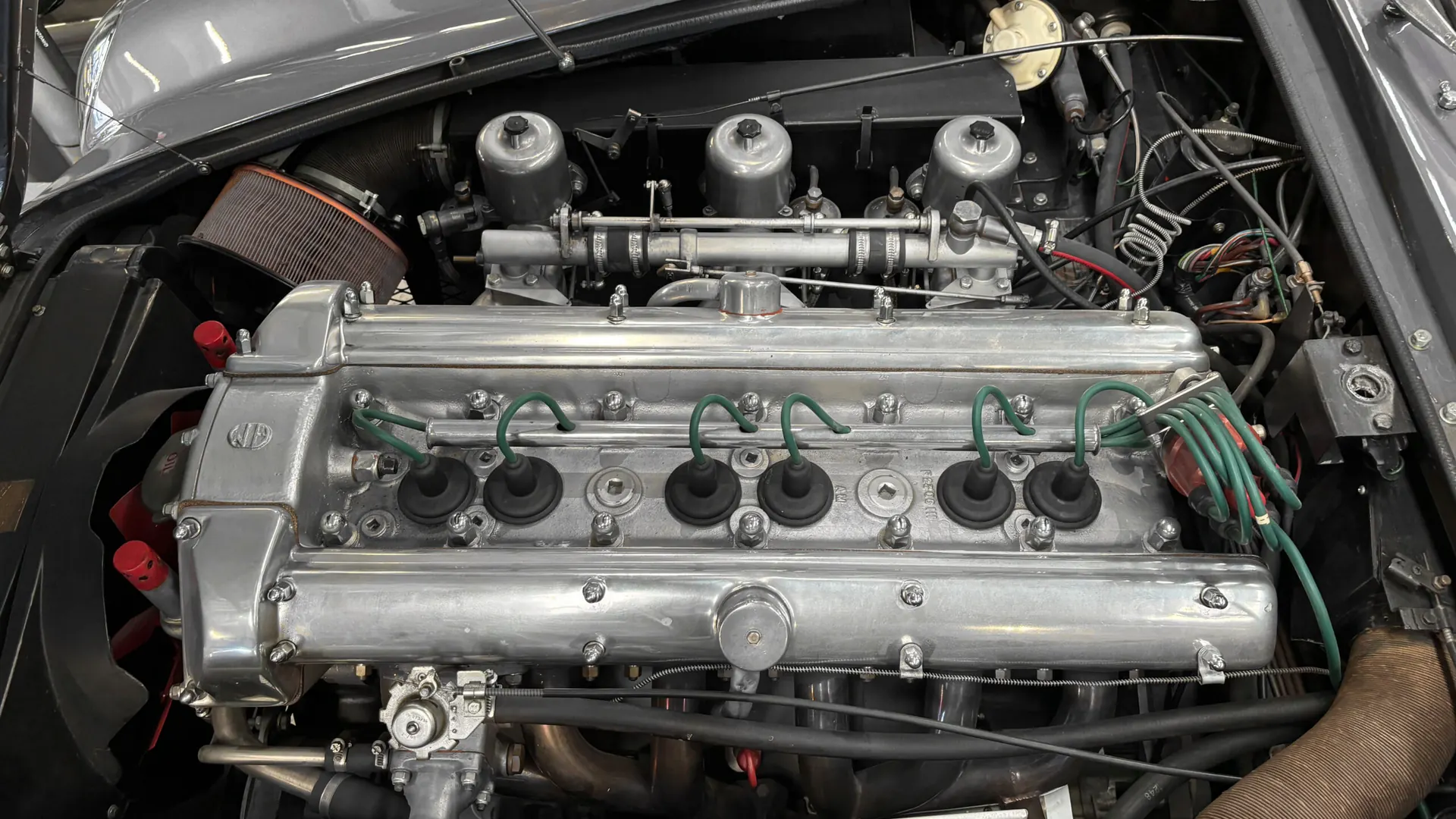Aston Martin DB6 — photo 31