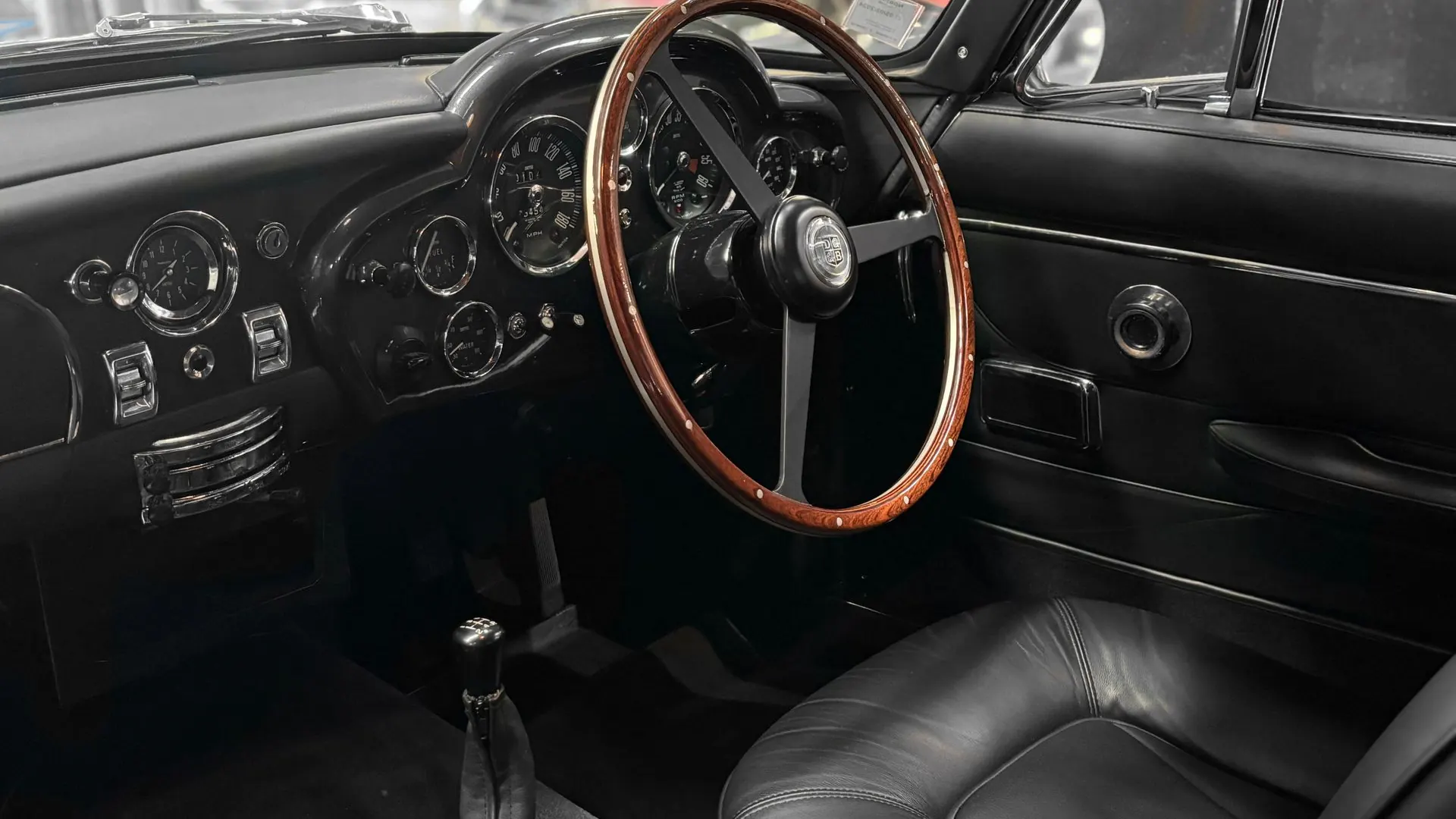 Aston Martin DB6 — photo 12