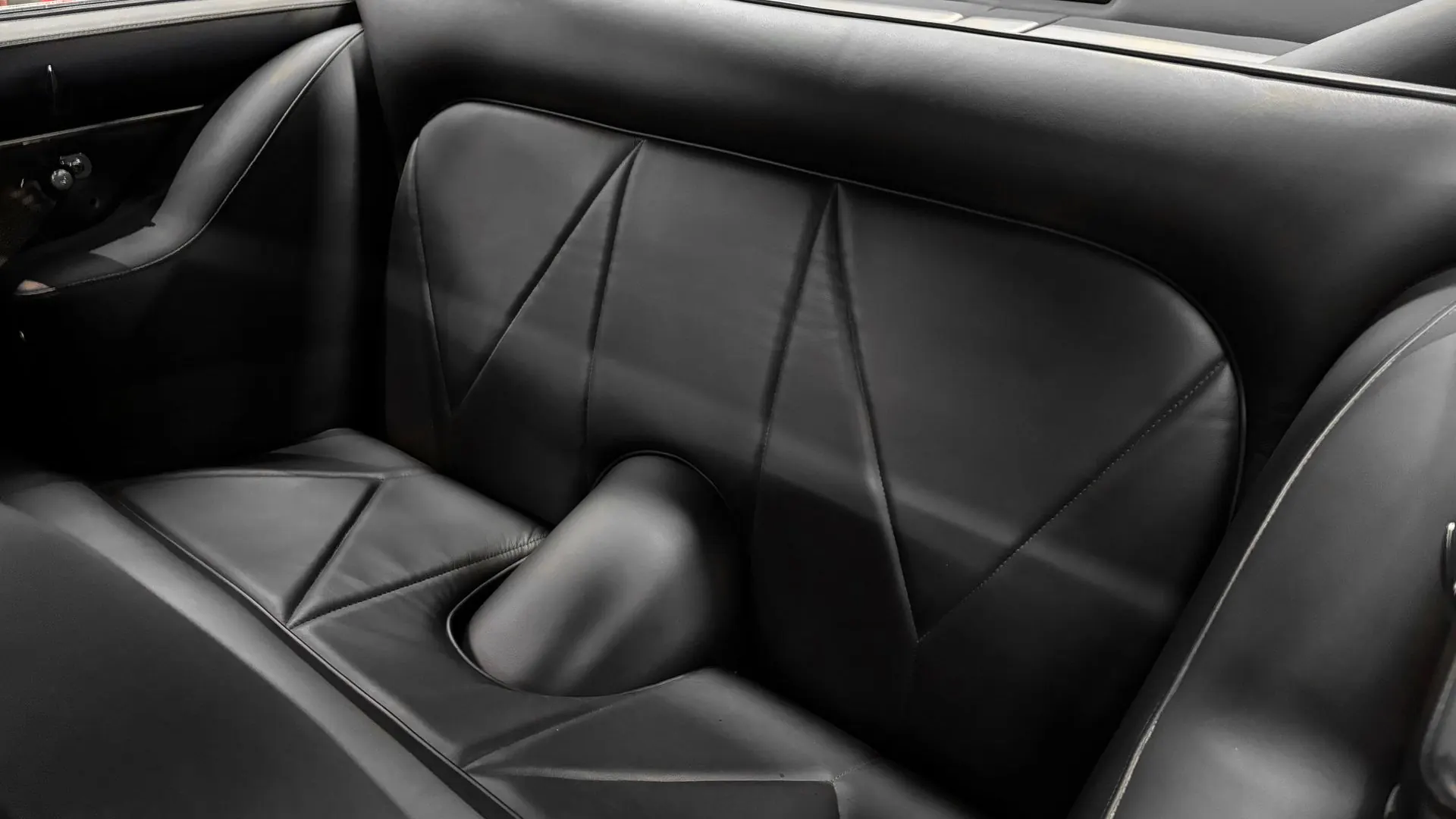 Aston Martin DB6 — photo 16