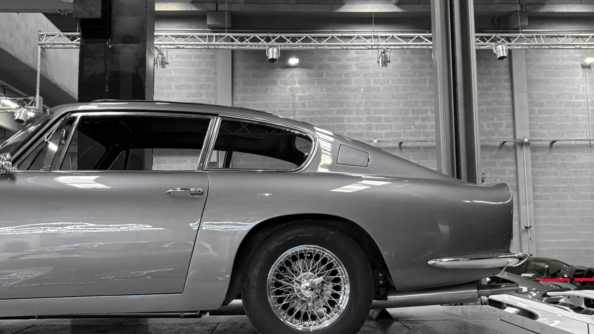 Aston Martin DB6 — photo 14