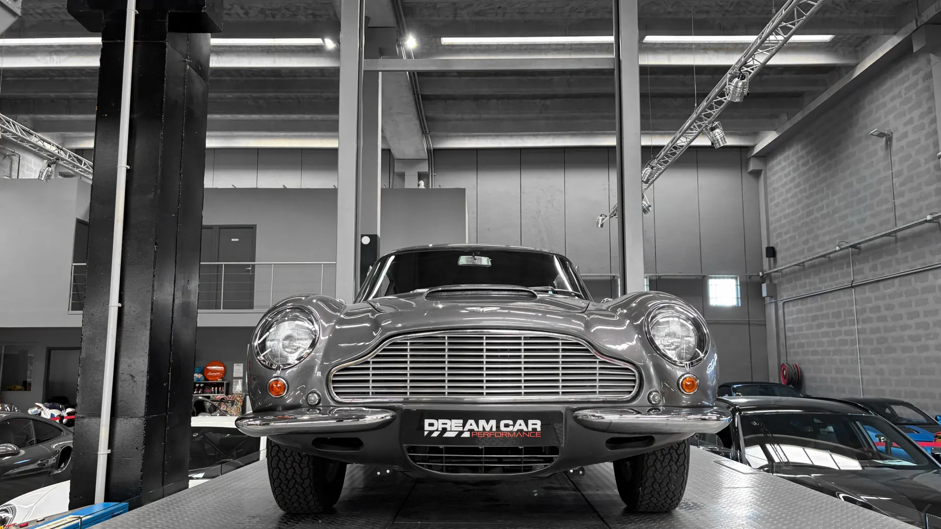 Aston Martin DB6 — photo 5
