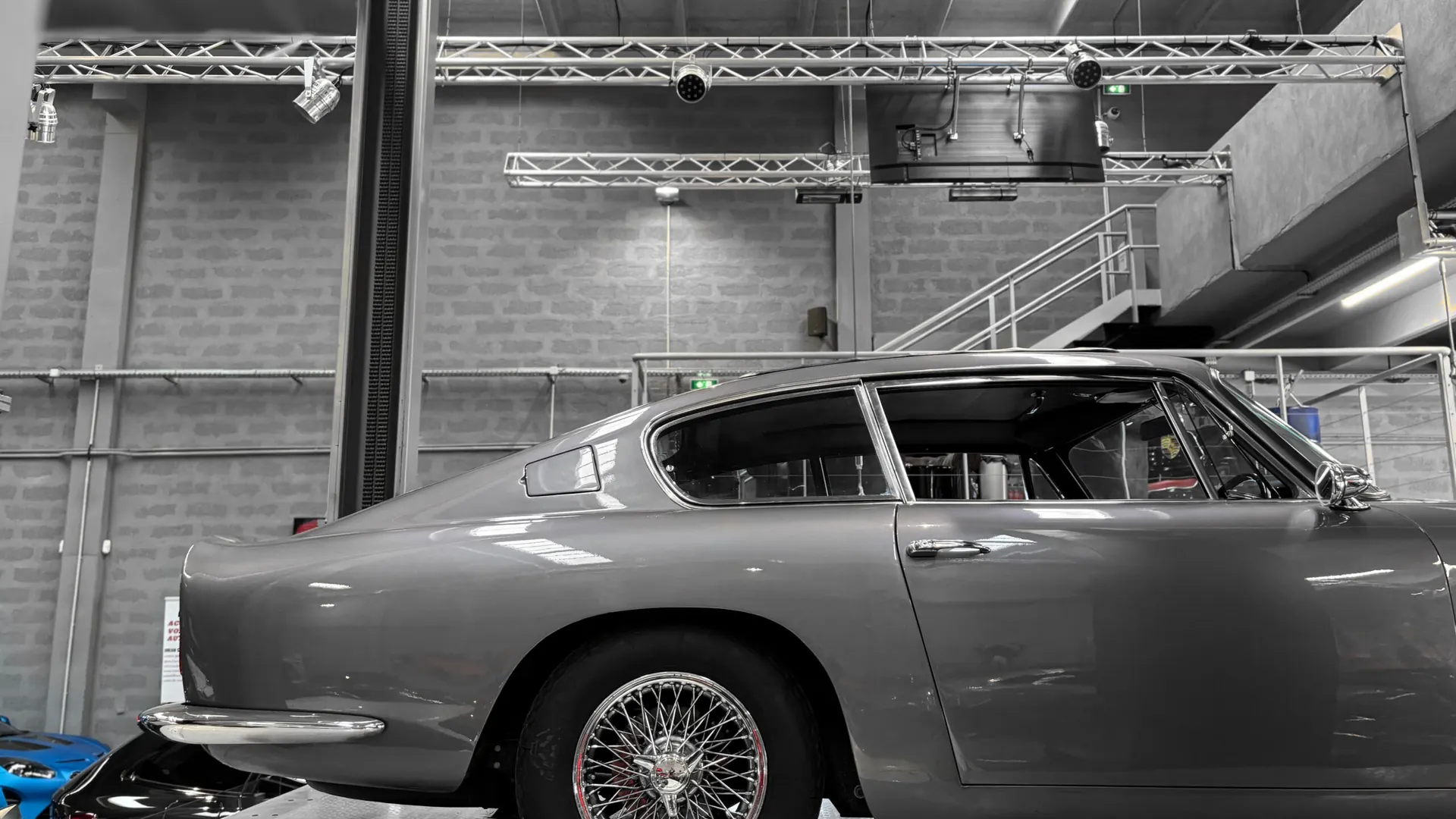 Aston Martin DB6 — photo 19