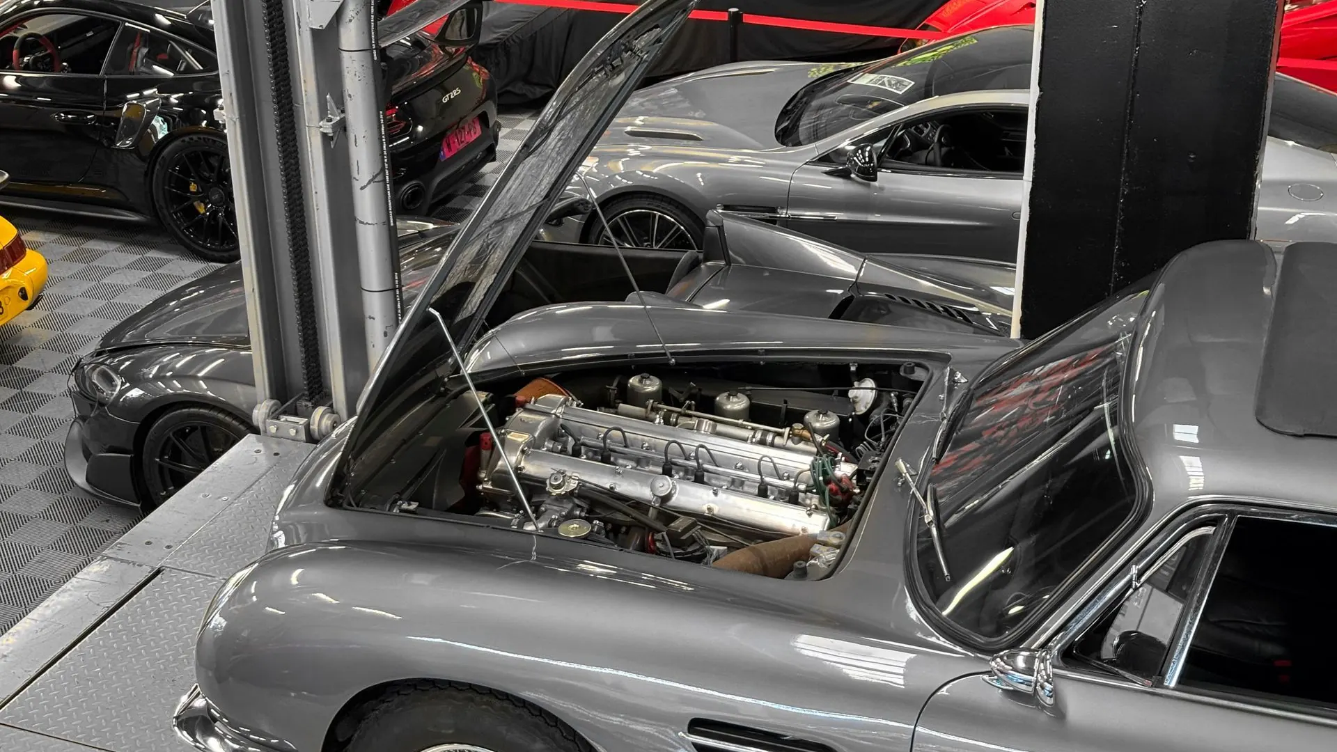 Aston Martin DB6 — photo 11