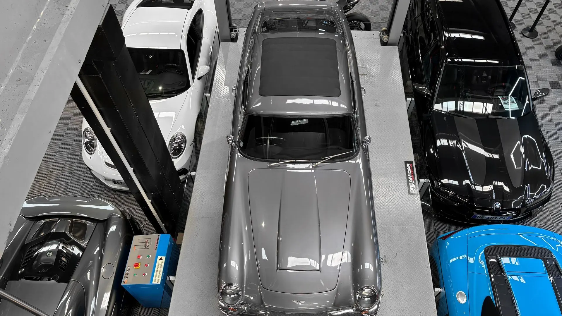 Aston Martin DB6 — photo 10