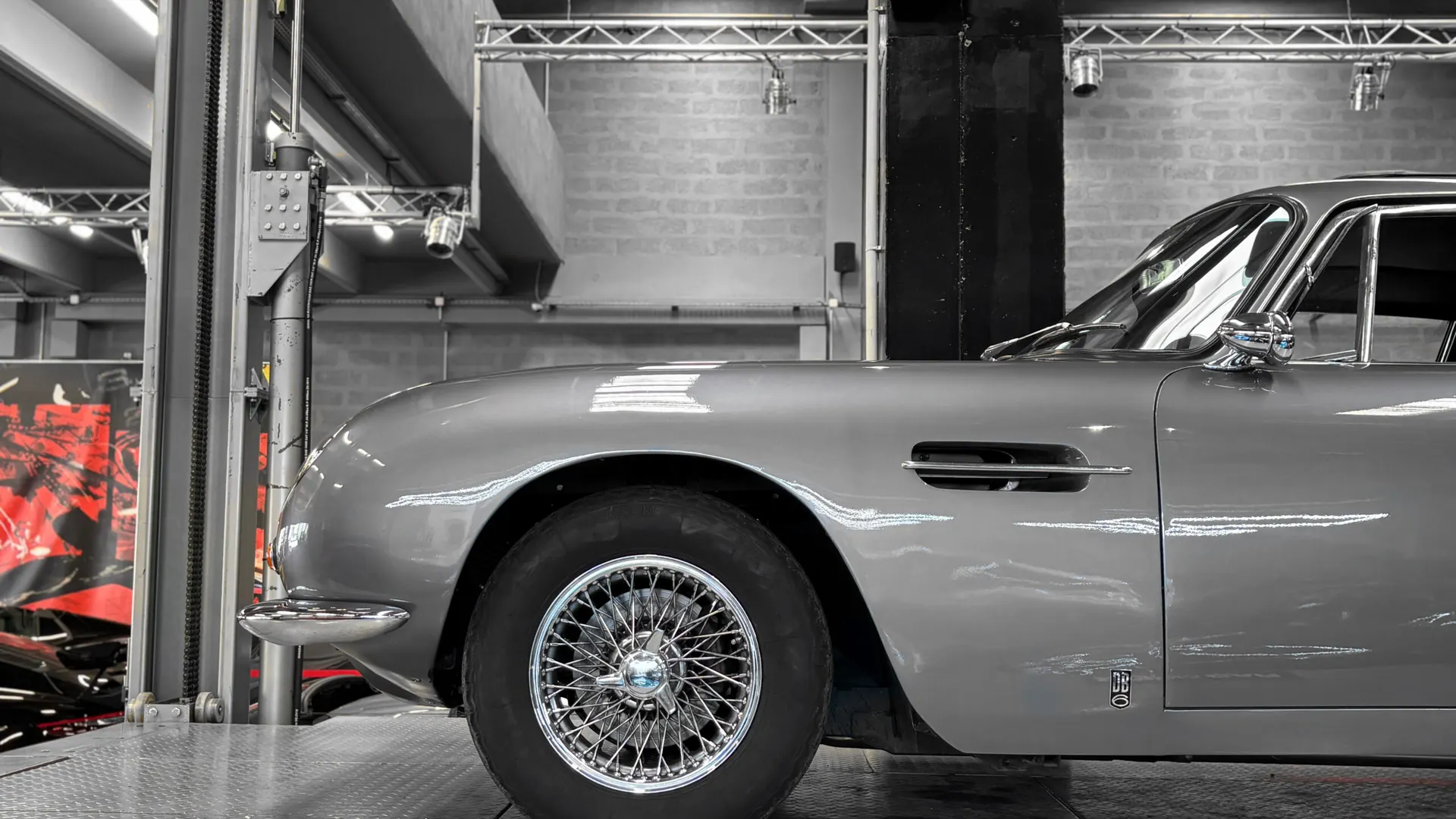 Aston Martin DB6 — photo 8