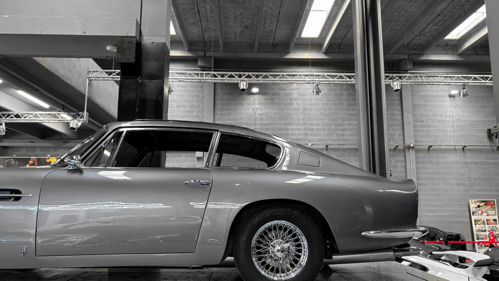 Aston Martin DB6 — photo 6