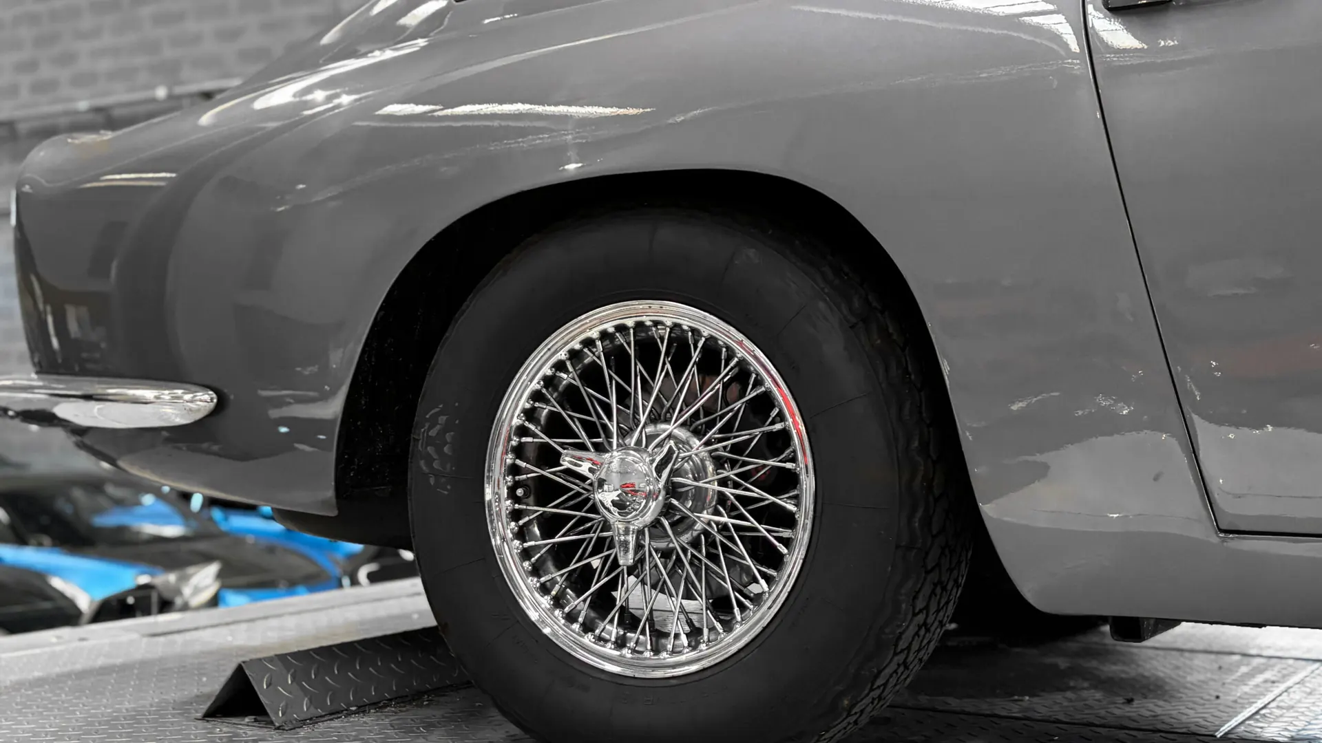 Aston Martin DB6 — photo 21