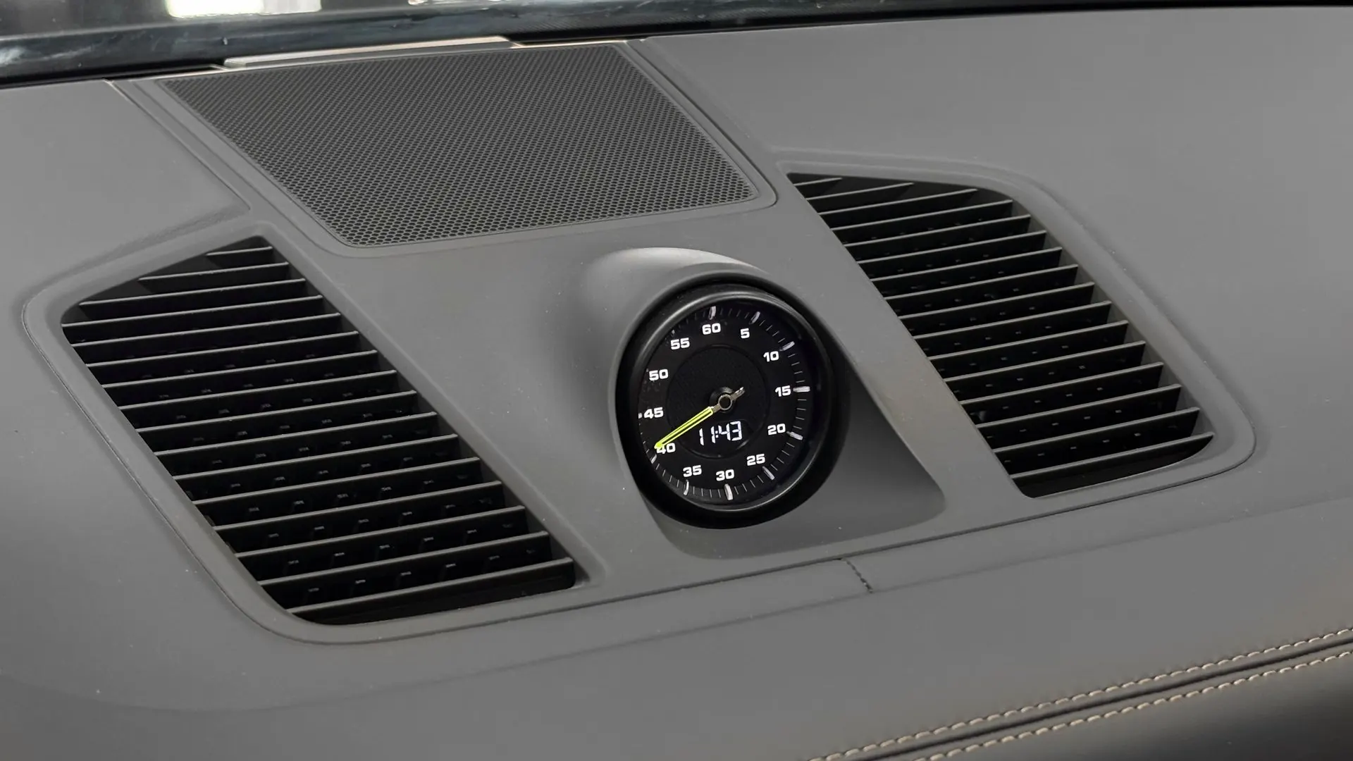 Porsche Cayenne — photo 11