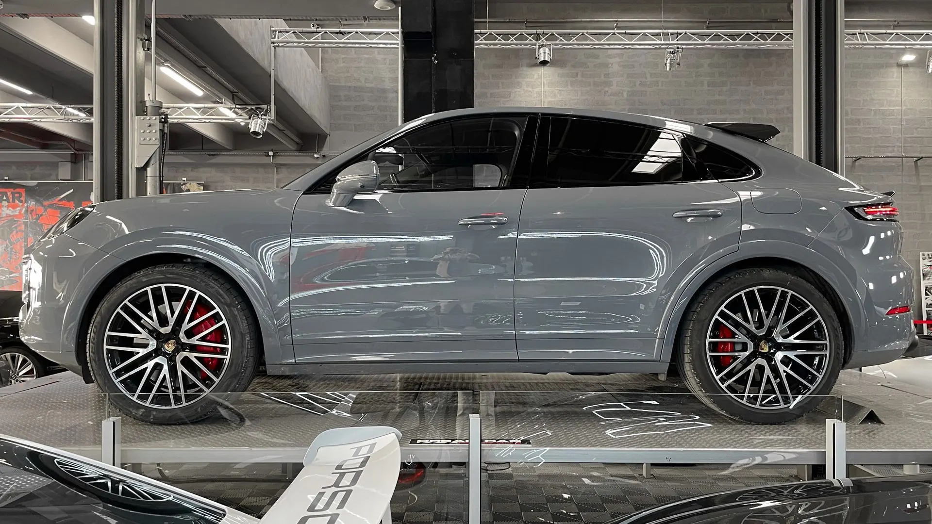 Porsche Cayenne — photo 7