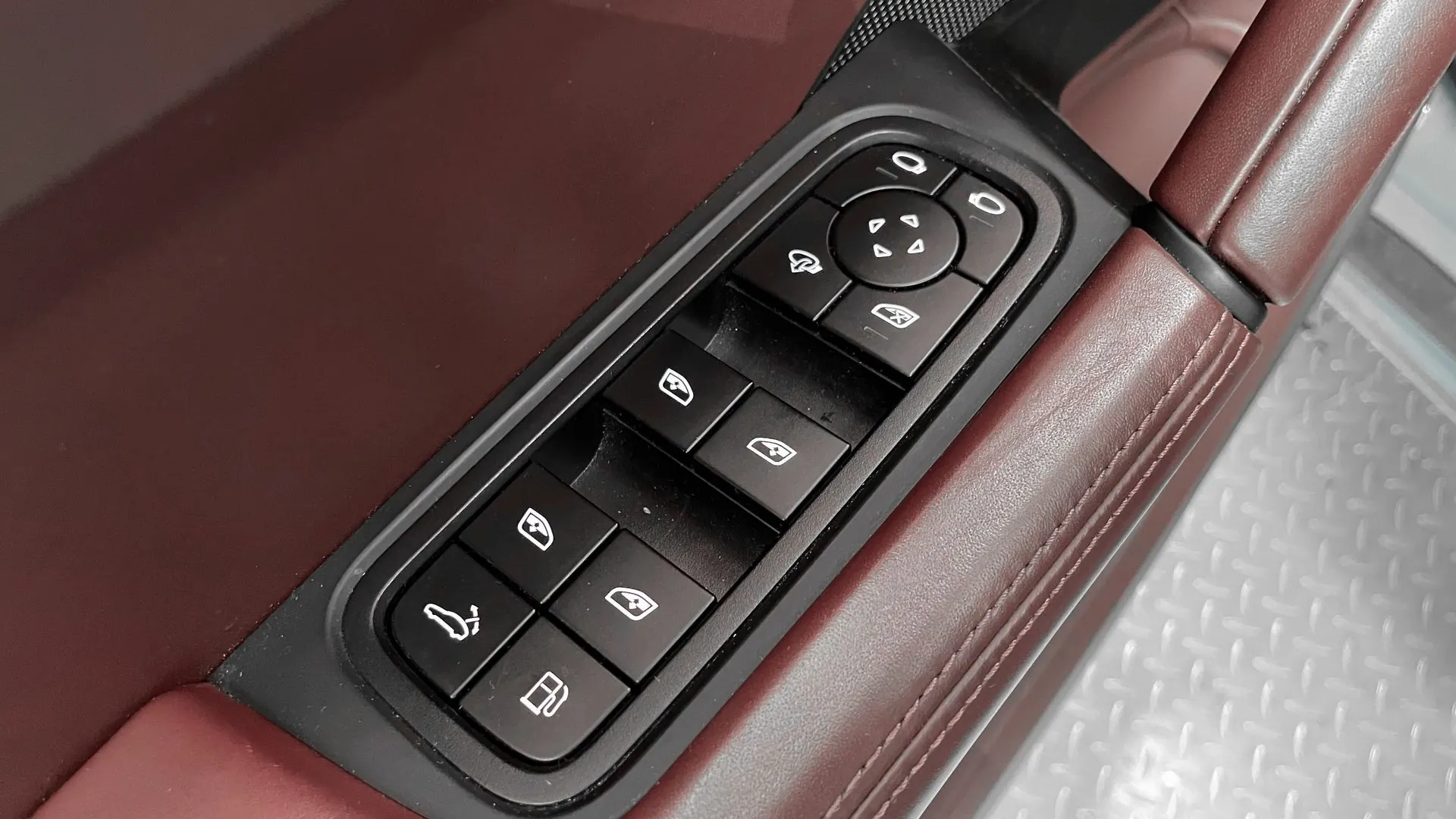 Porsche Cayenne — photo 14