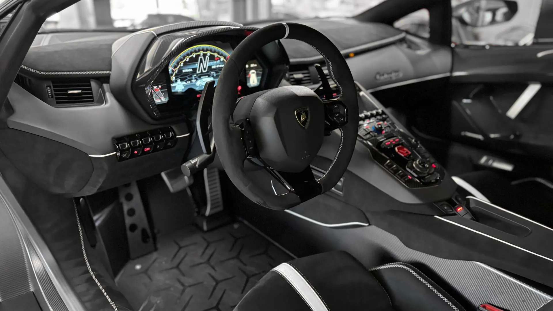 Lamborghini Aventador — photo 7