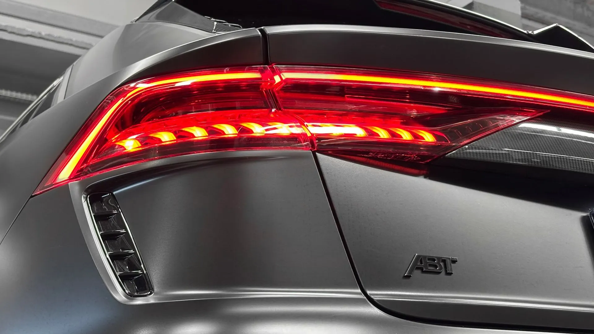 Audi RSQ8 — photo 9