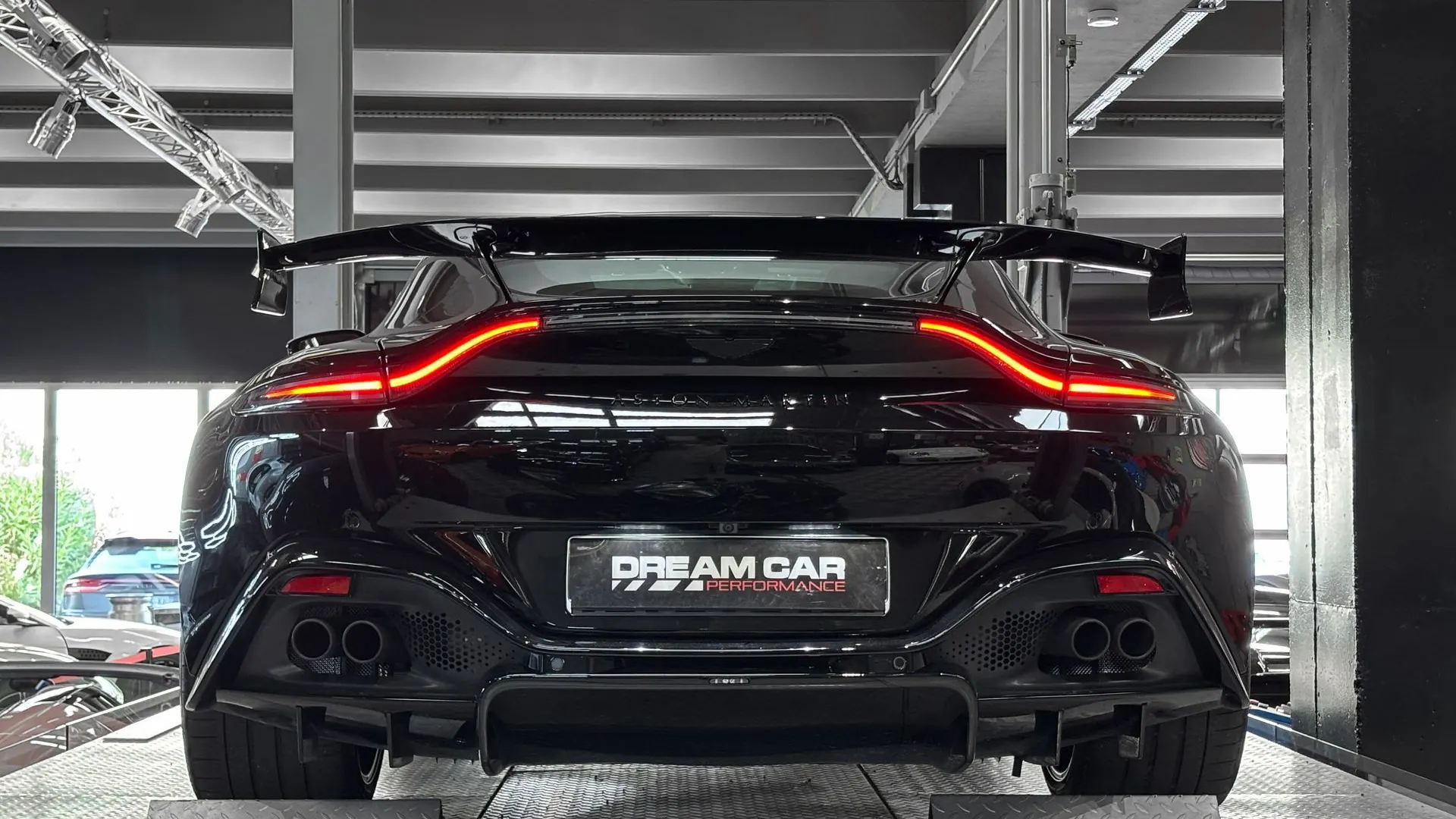 Aston Martin Vantage — photo 11