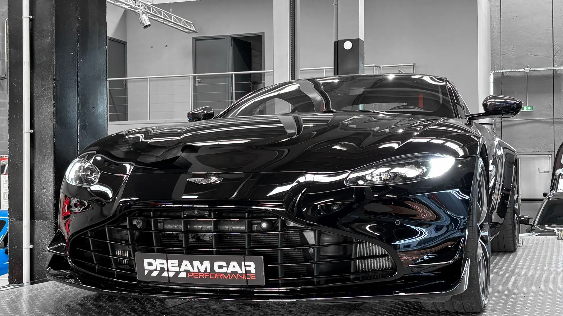 Aston Martin Vantage — photo 7