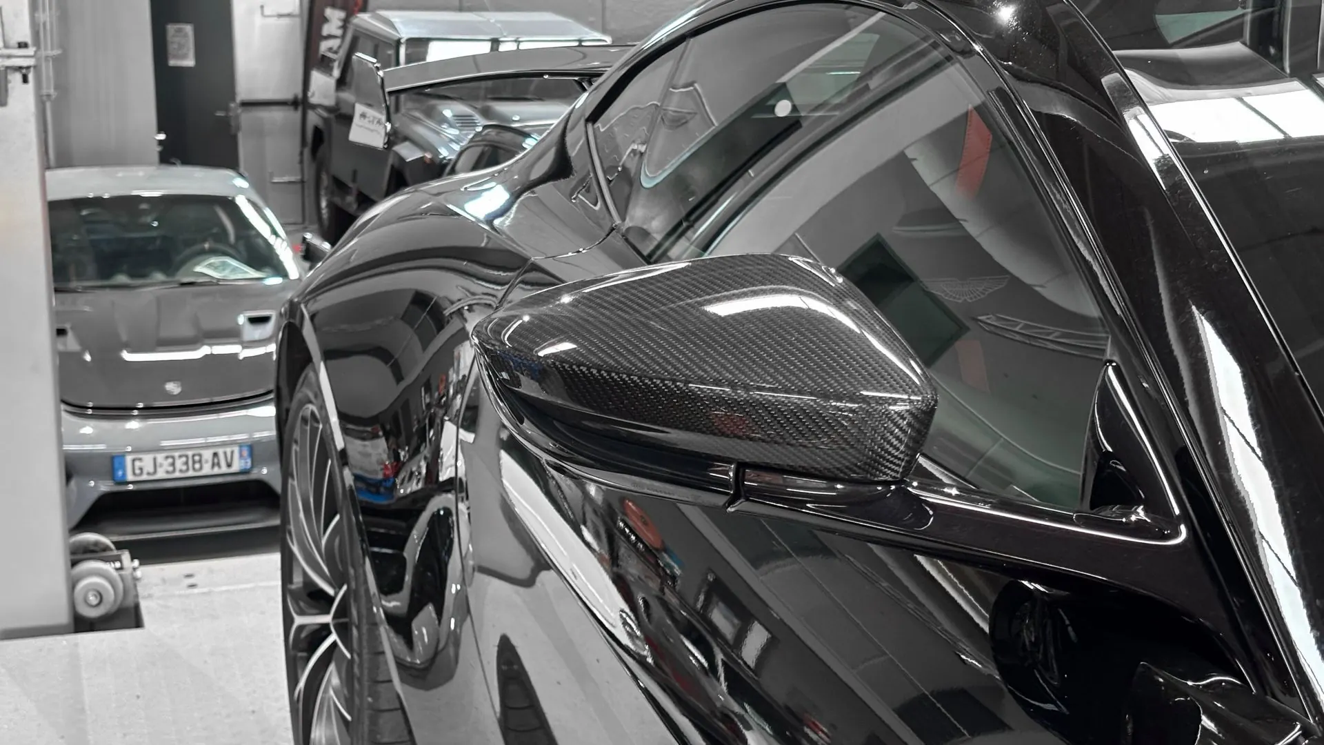 Aston Martin Vantage — photo 13