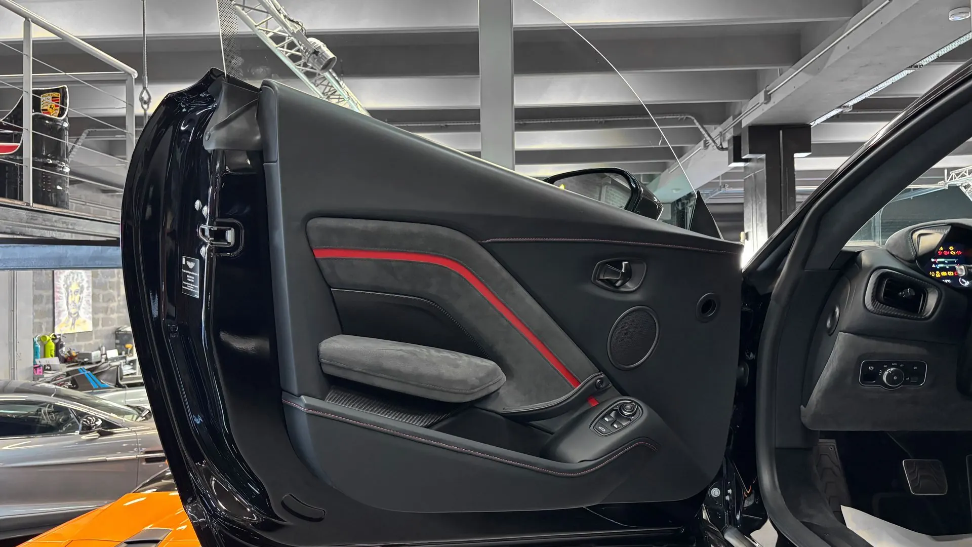 Aston Martin Vantage — photo 15