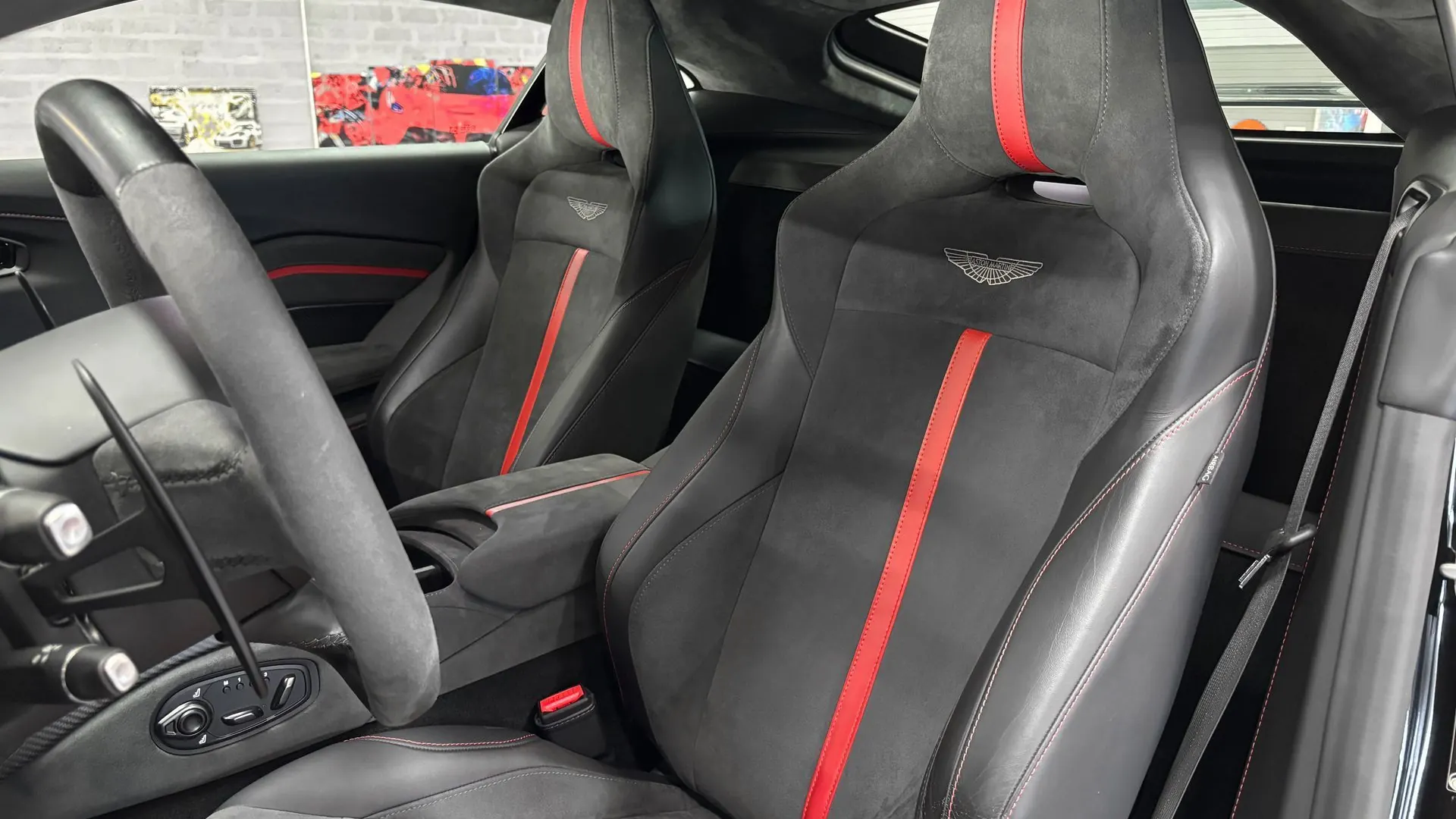 Aston Martin Vantage — photo 19