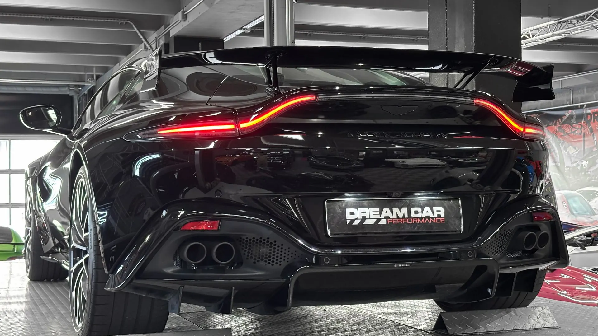 Aston Martin Vantage — photo 12