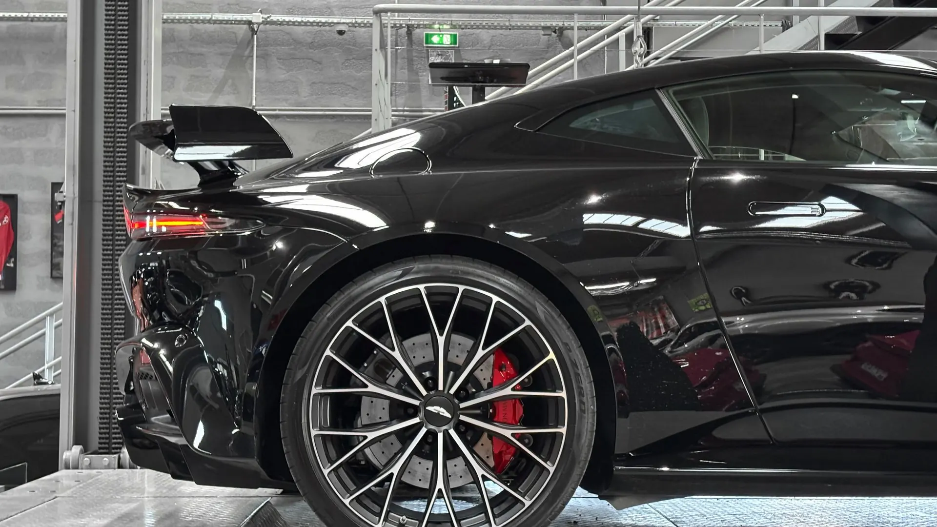 Aston Martin Vantage — photo 9