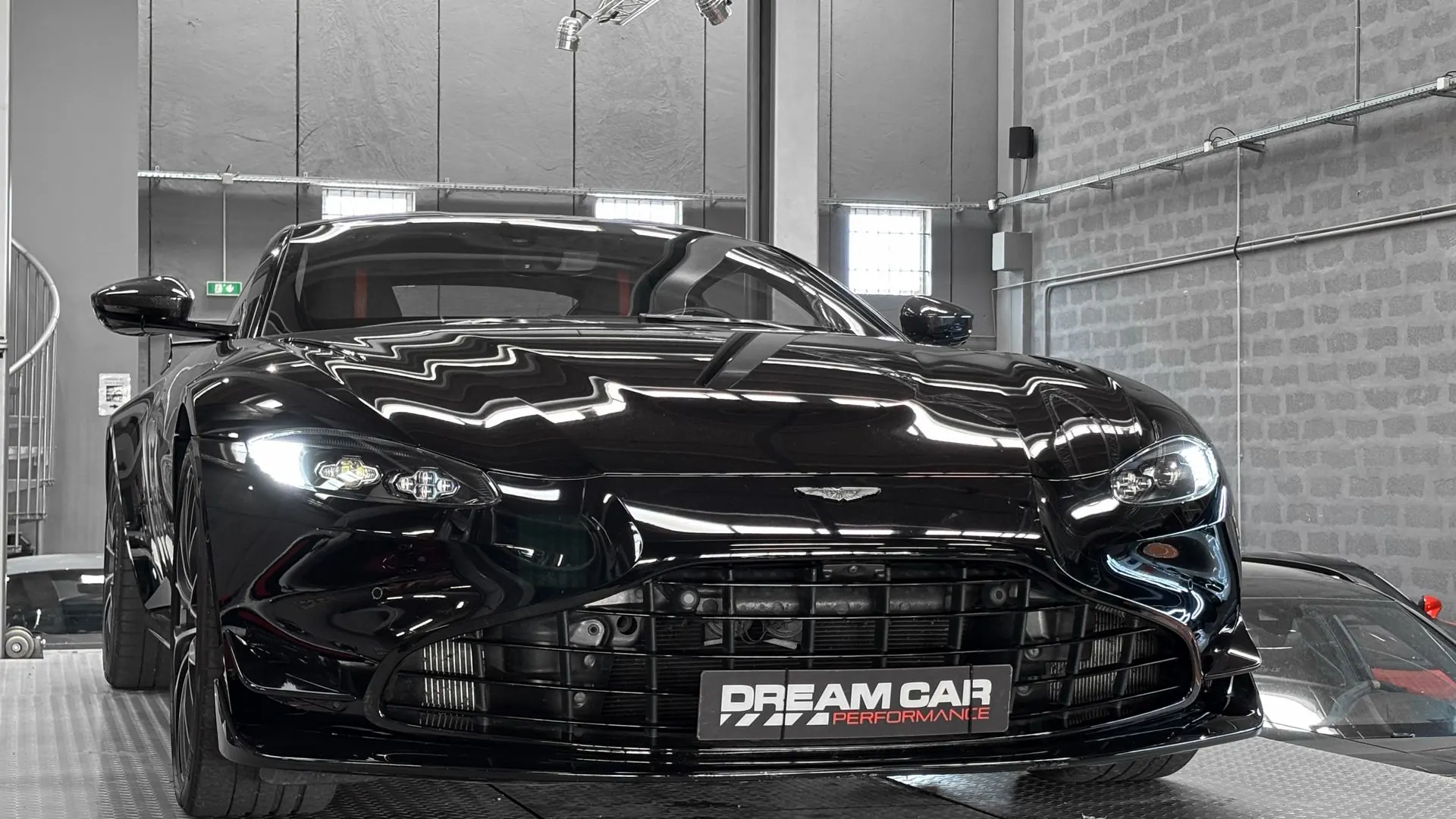 Aston Martin Vantage — photo 5