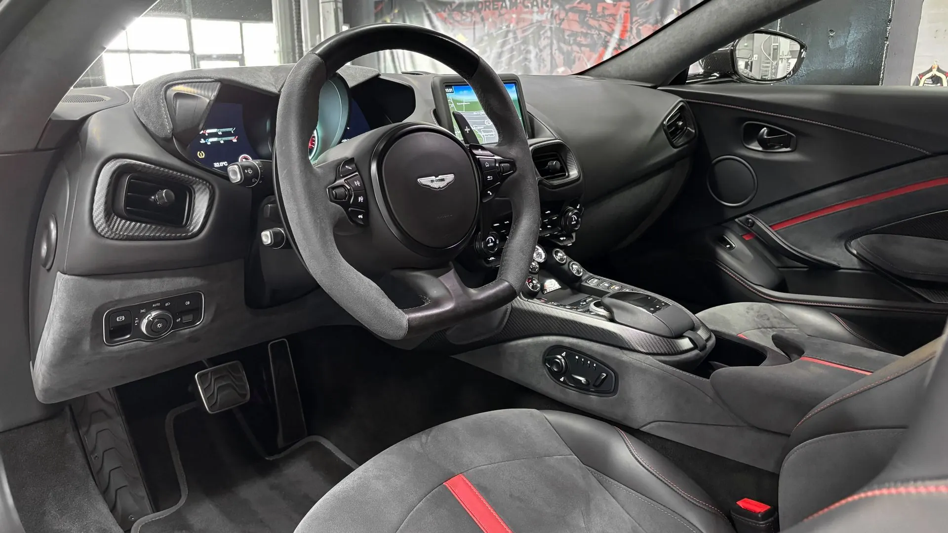 Aston Martin Vantage — photo 16