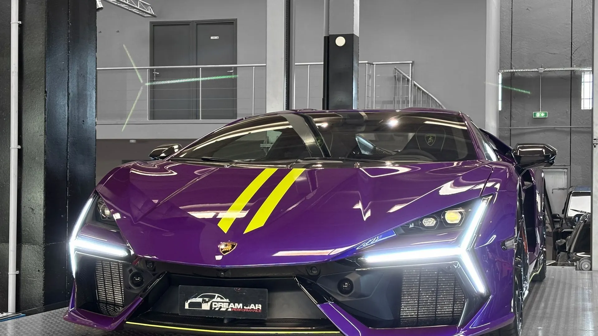 Lamborghini Revuelto — photo 6