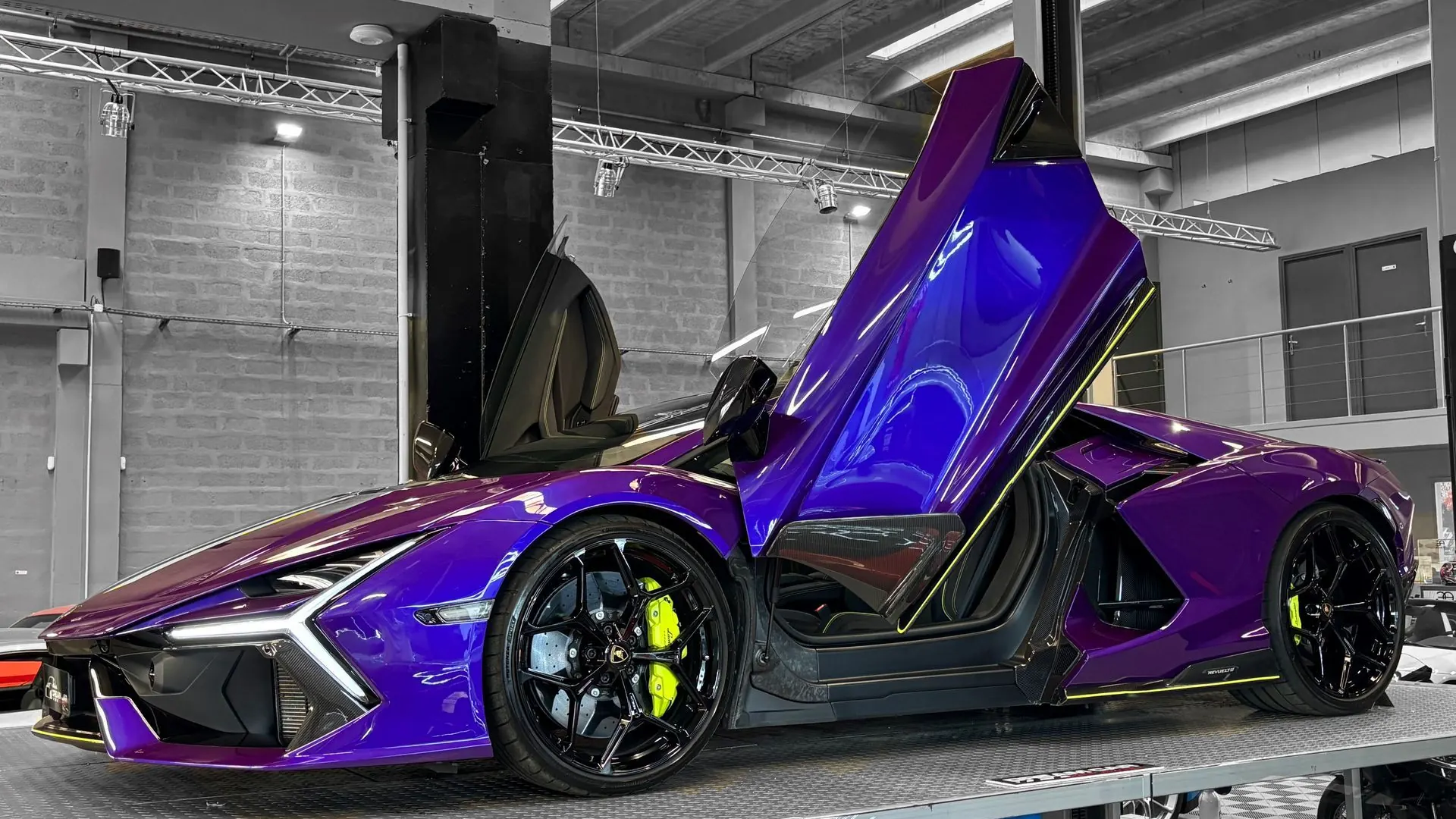 Lamborghini Revuelto — photo 10