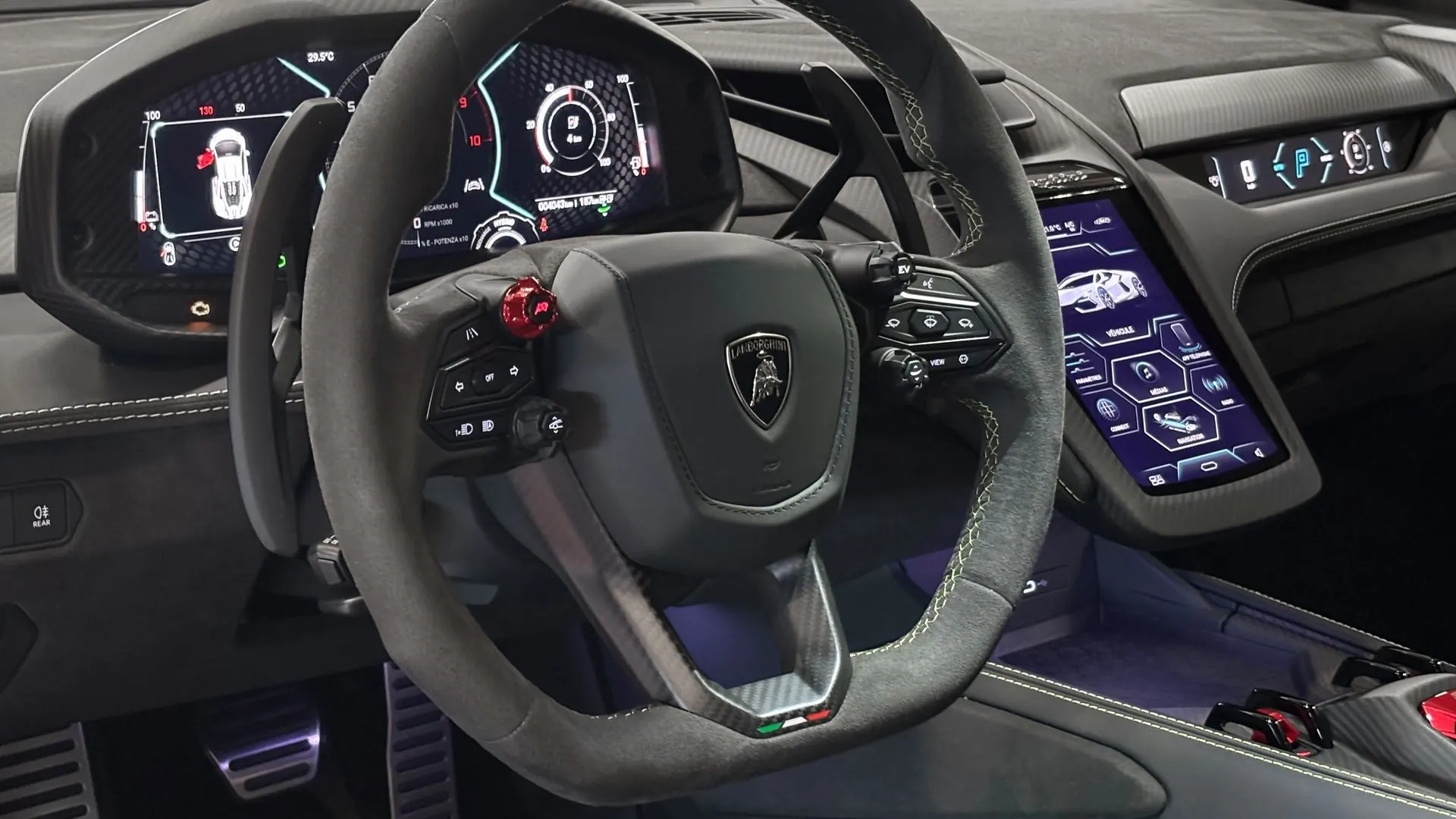 Lamborghini Revuelto — photo 16