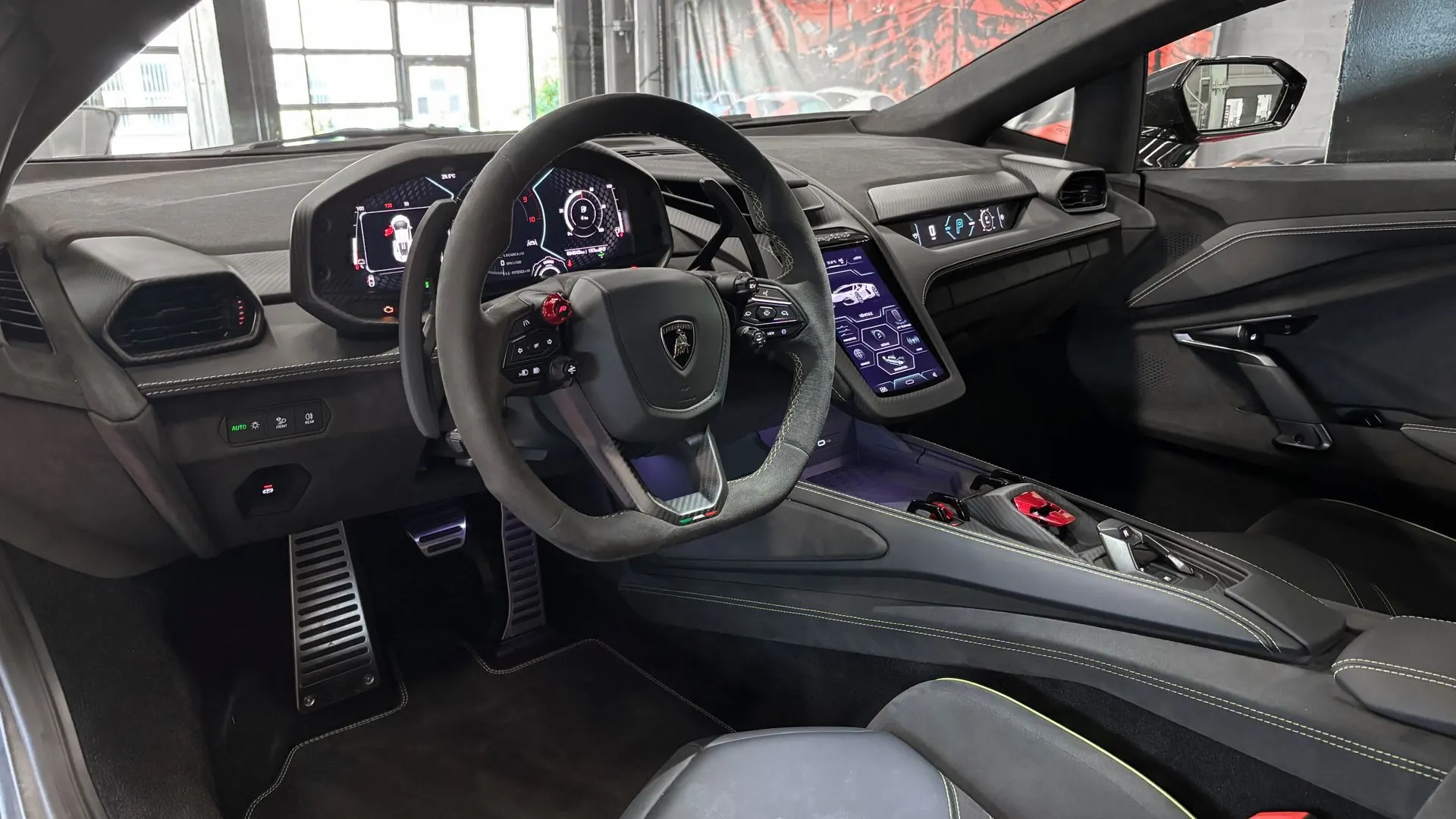 Lamborghini Revuelto — photo 14