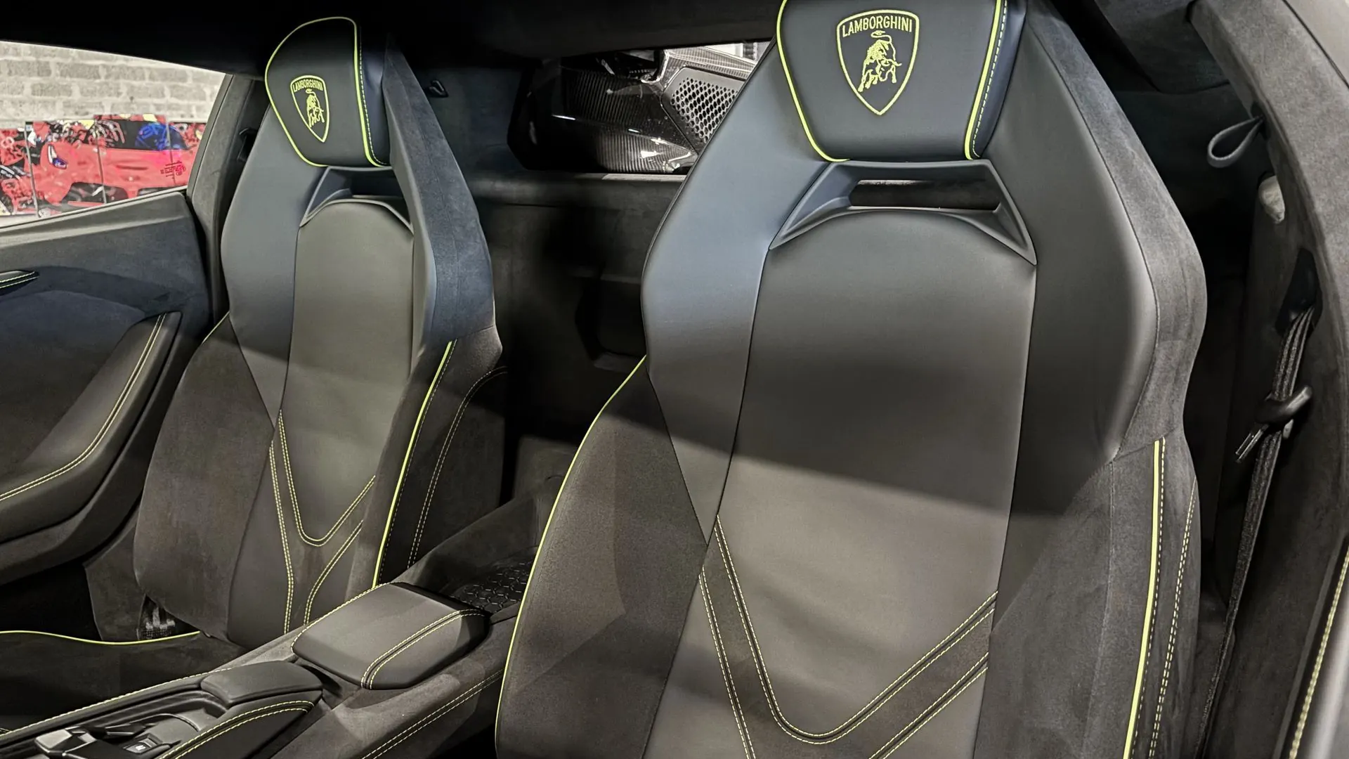 Lamborghini Revuelto — photo 18