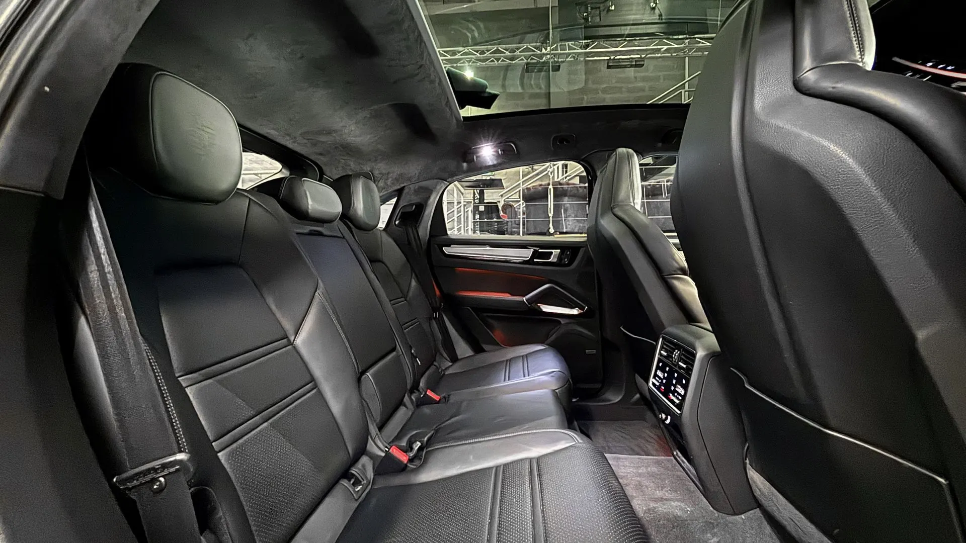 Porsche Cayenne — photo 14