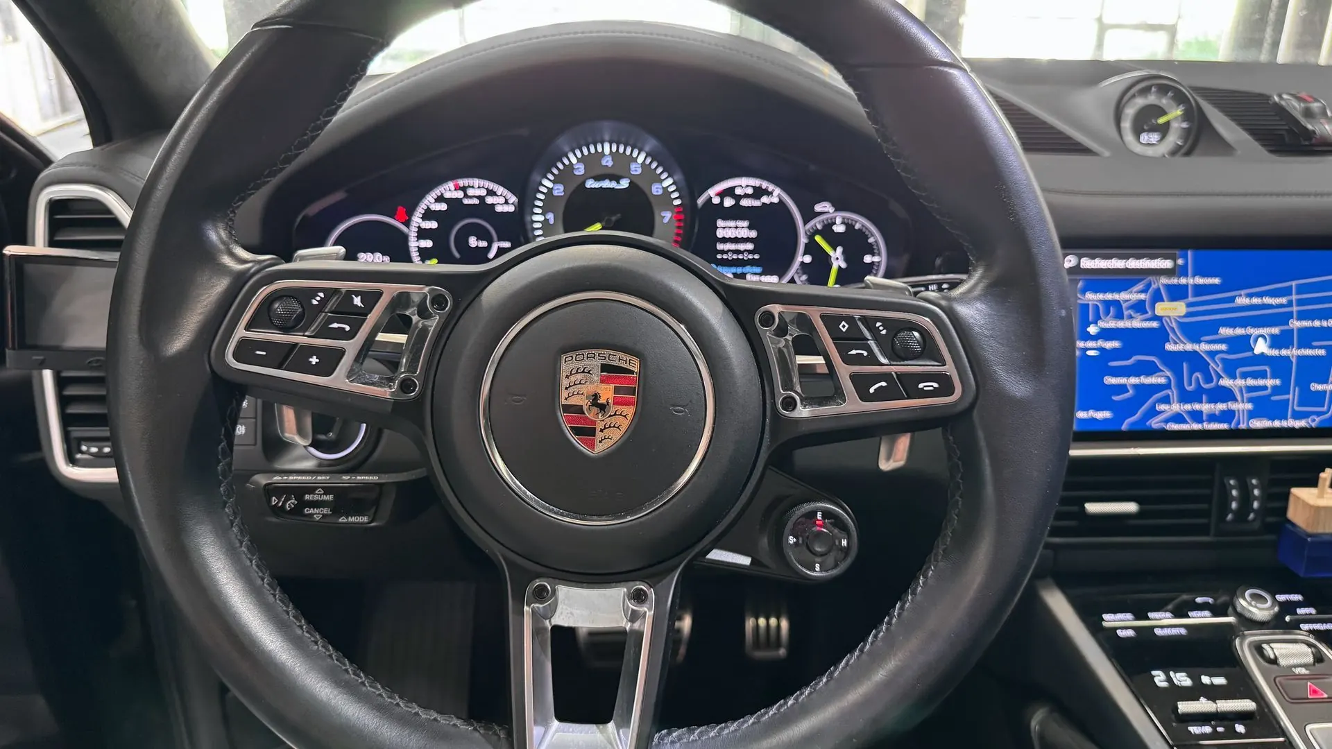 Porsche Cayenne — photo 16