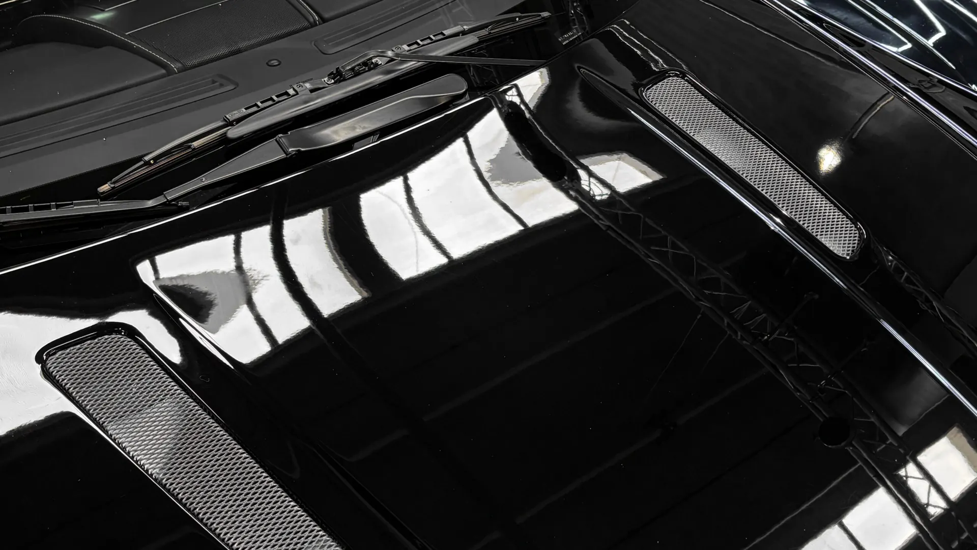 Aston Martin V8 — photo 22