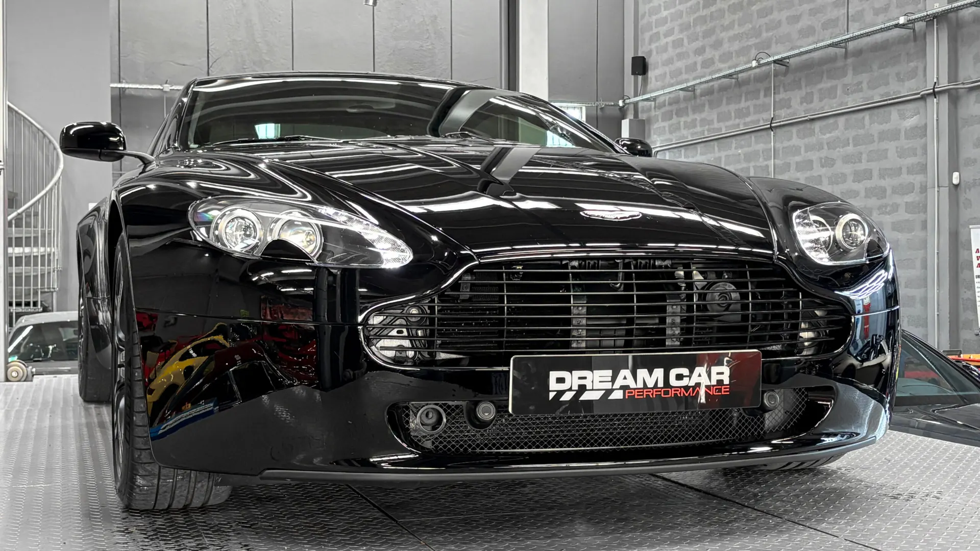 Aston Martin V8 — photo 9